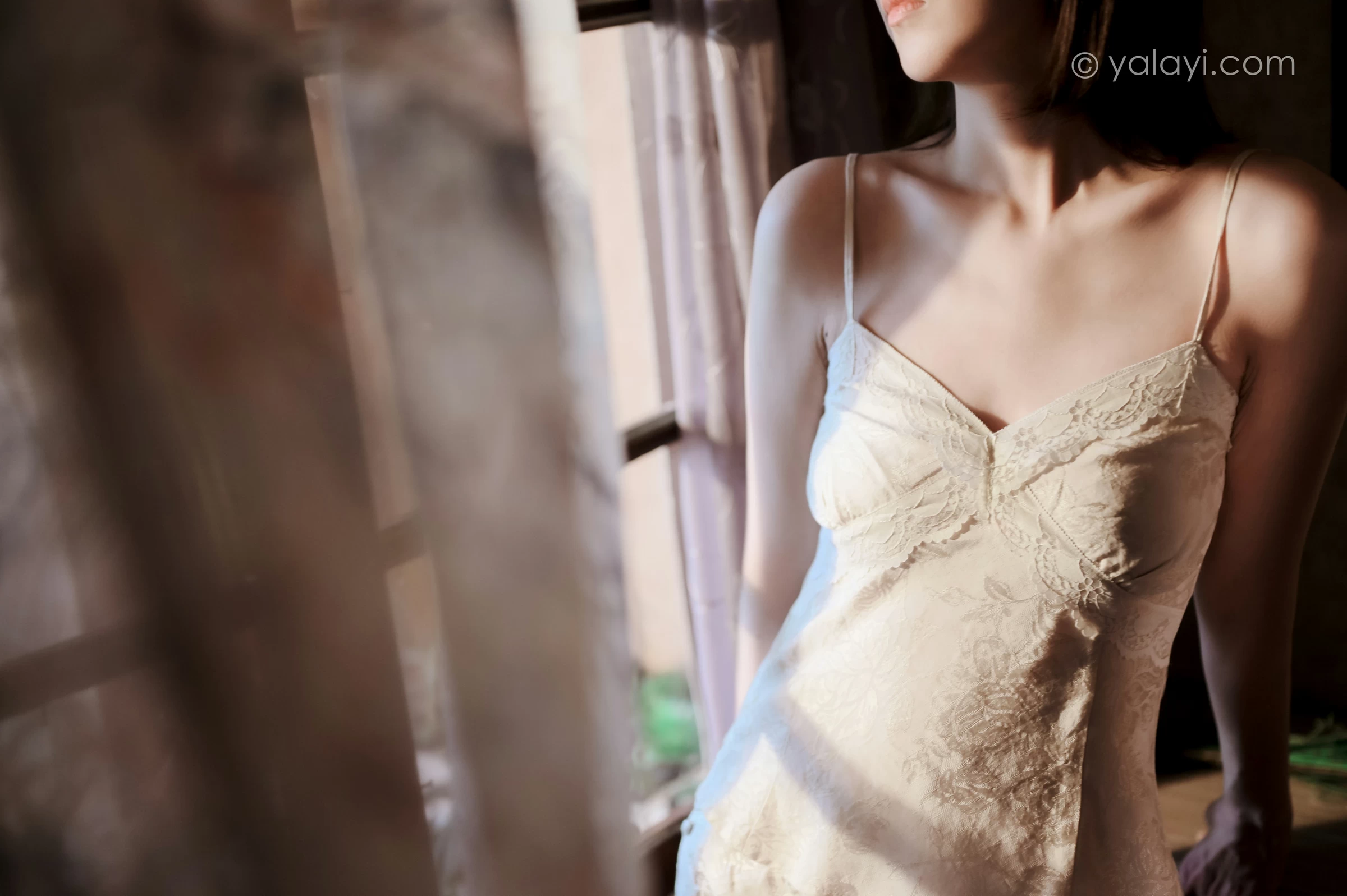 [YALAYI雅拉伊]NO.699 《长相思》 妍妍 白色吊带连衣裙居家私房写真集第7张