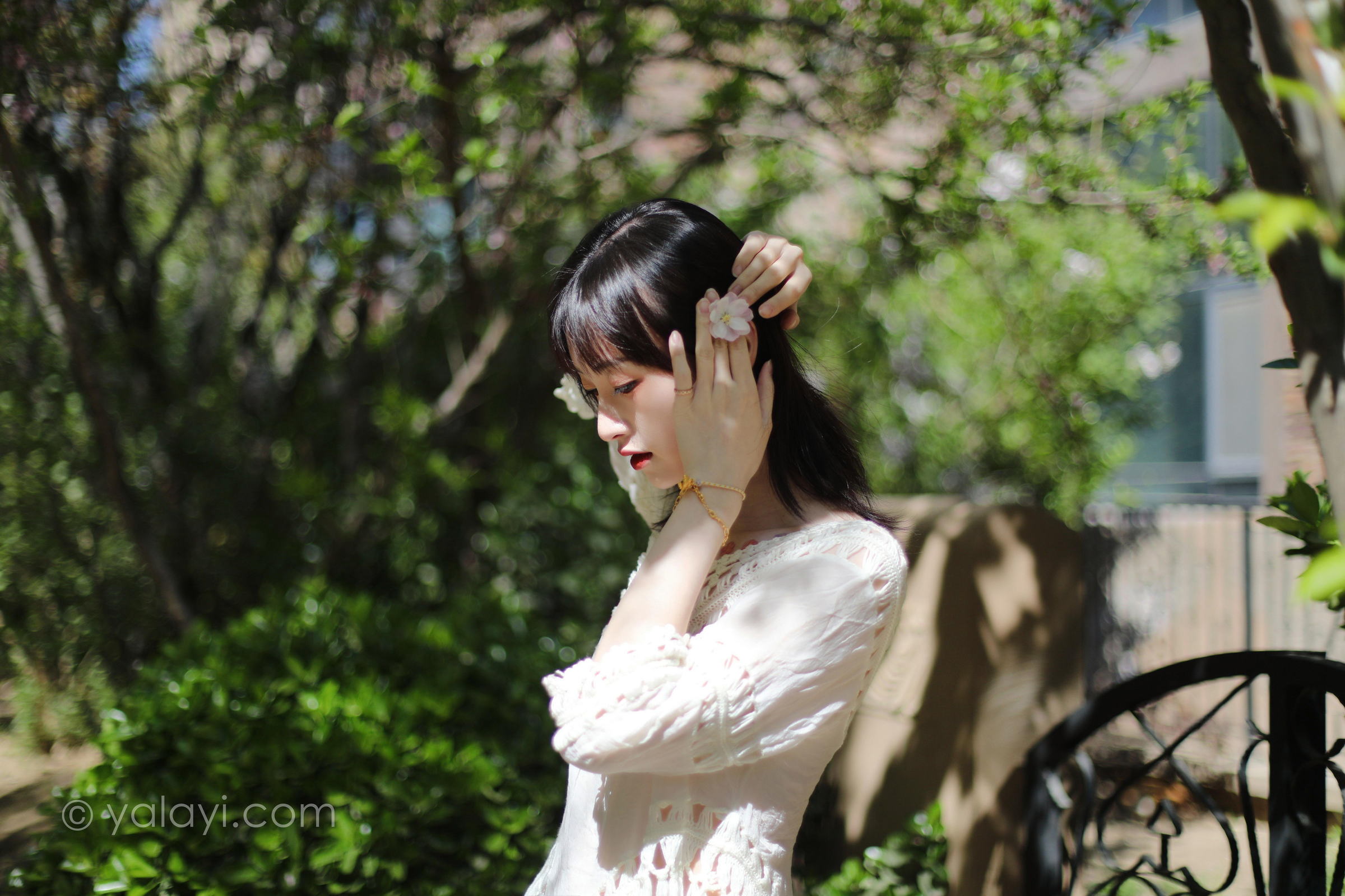 [YALAYI雅拉伊]2022.09.22 光晕 京京 白色镂空连衣裙加粉色长裙清纯写真集第1张