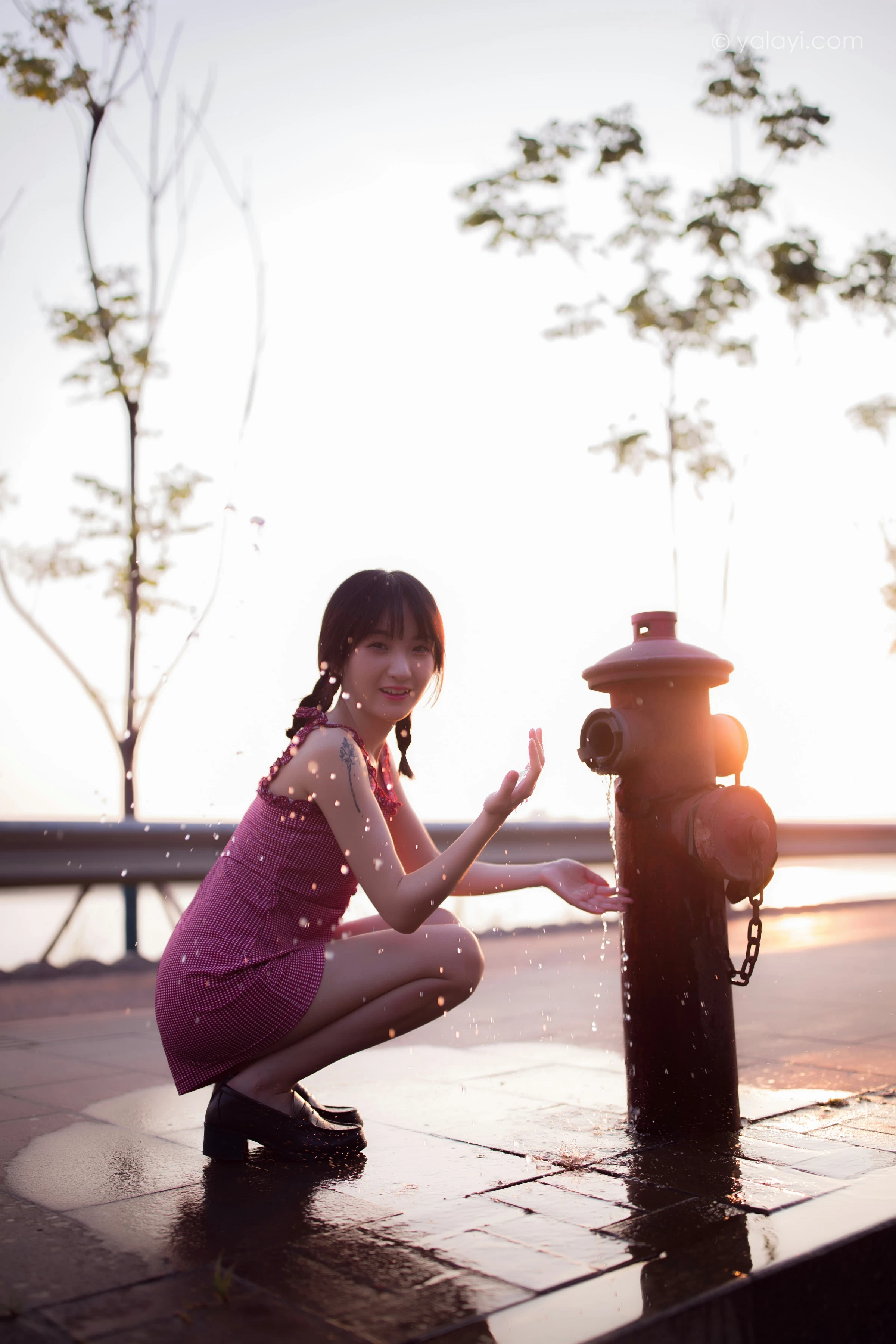 [YALAYI雅拉伊]NO.700 《杨柳岸》 周周 红色吊带连衣裙写真第1张