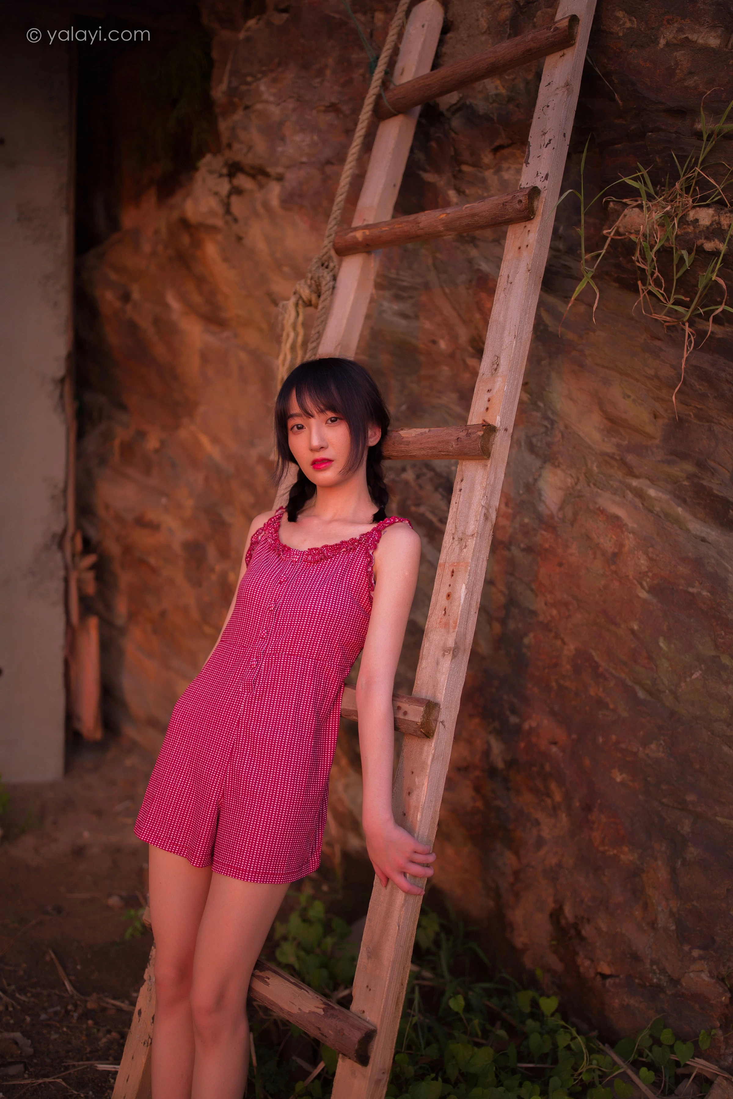 [YALAYI雅拉伊]NO.700 《杨柳岸》 周周 红色吊带连衣裙写真第8张