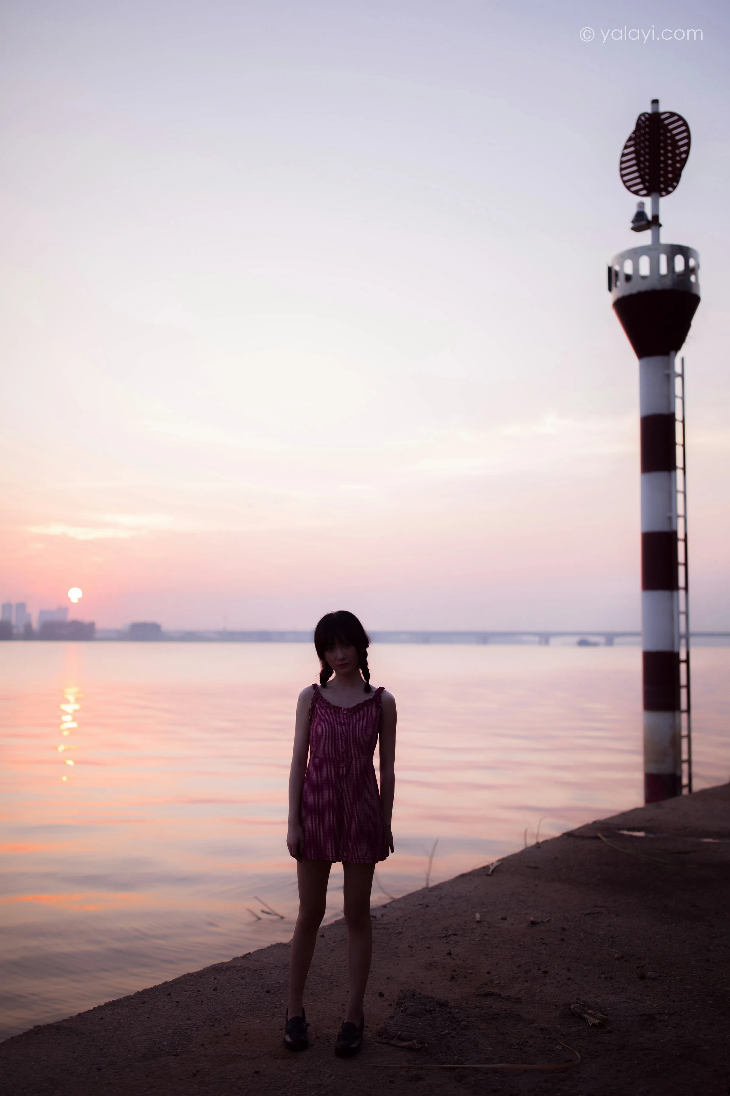 [YALAYI雅拉伊]NO.700 《杨柳岸》 周周 红色吊带连衣裙写真第11张