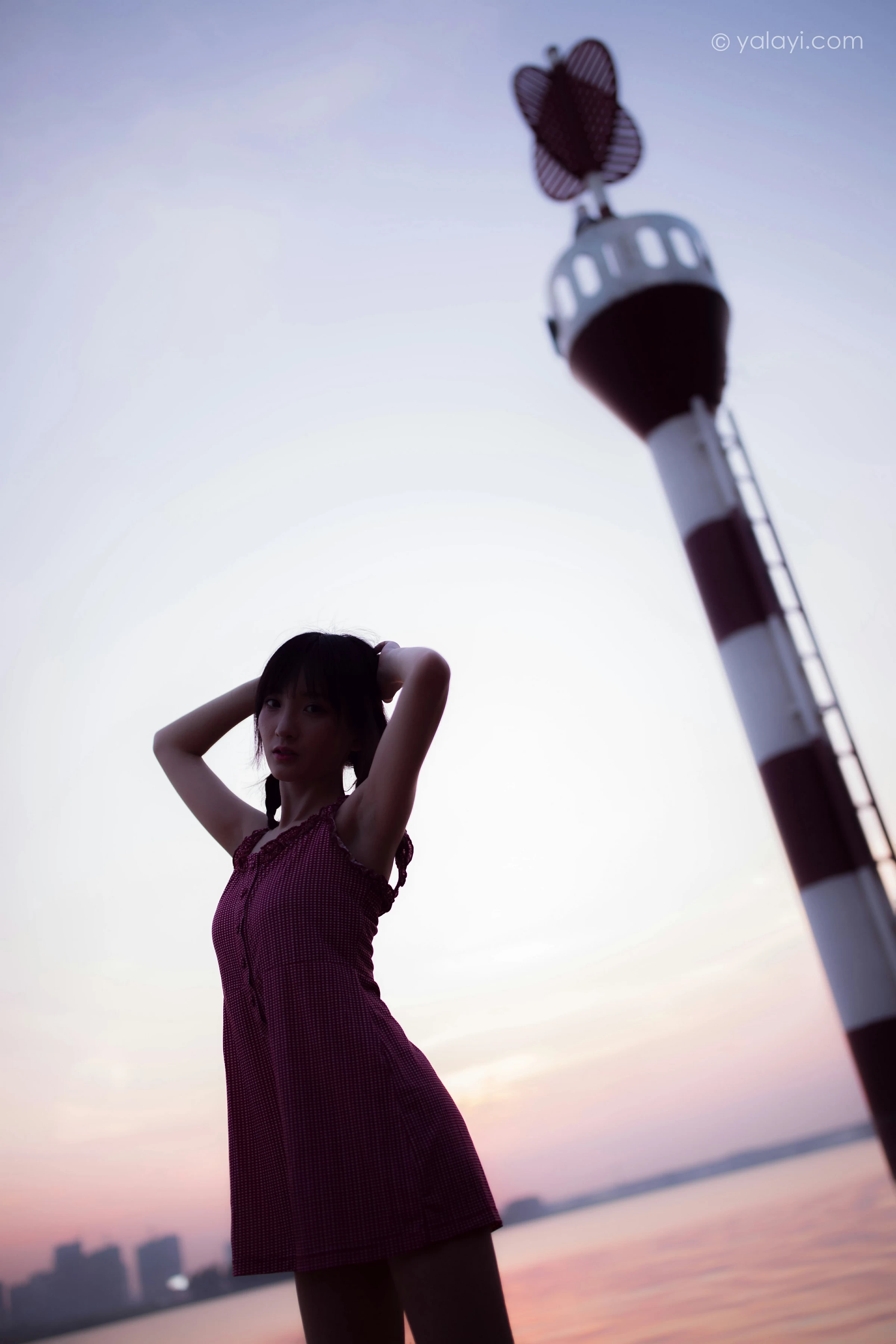 [YALAYI雅拉伊]NO.700 《杨柳岸》 周周 红色吊带连衣裙写真第13张