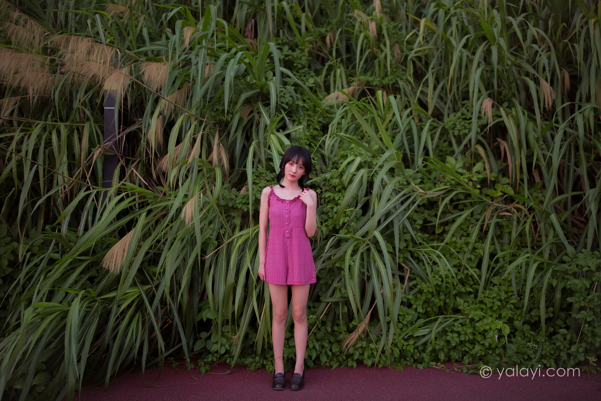 [YALAYI雅拉伊]NO.700 《杨柳岸》 周周 红色吊带连衣裙写真第15张