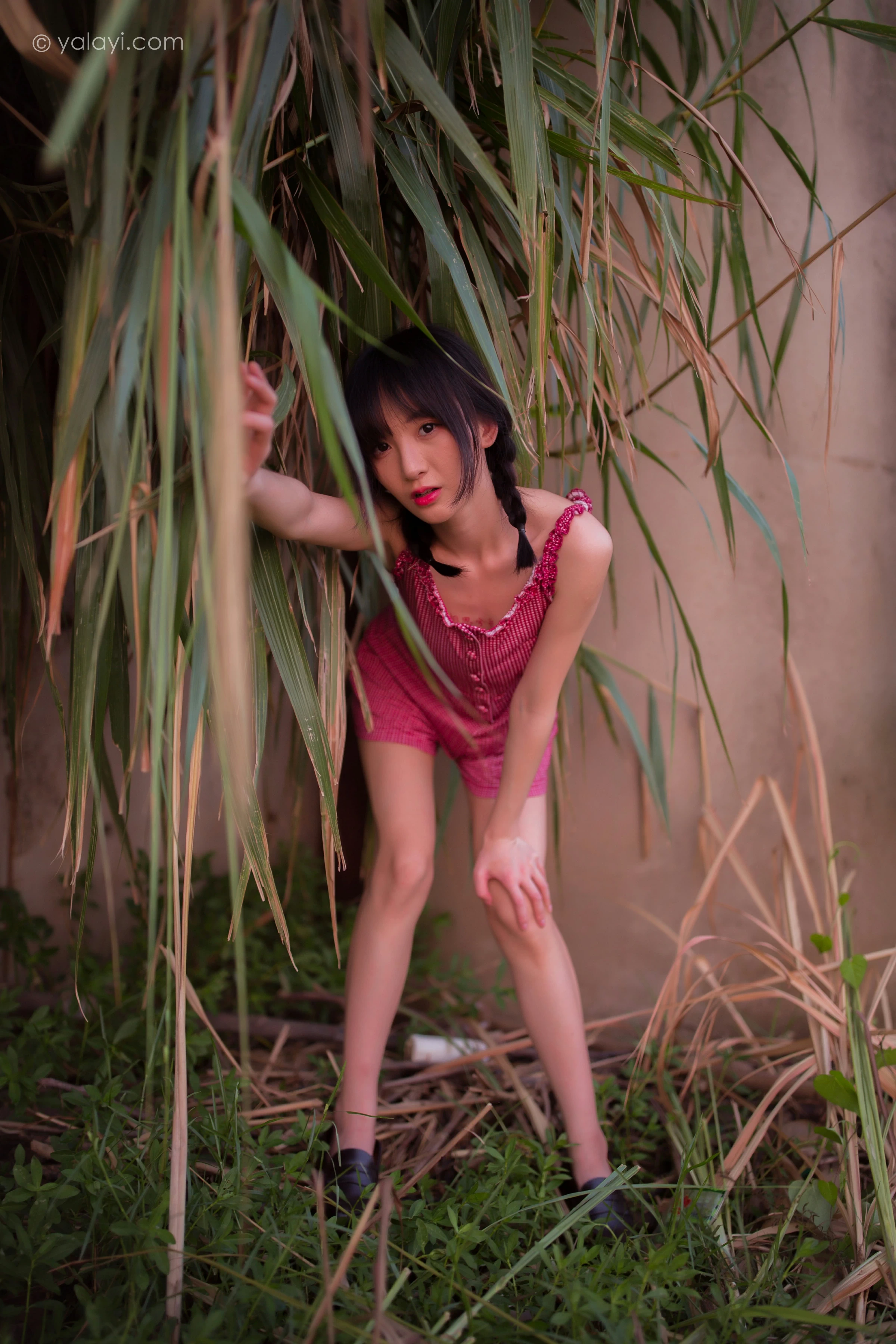 [YALAYI雅拉伊]NO.700 《杨柳岸》 周周 红色吊带连衣裙写真第14张