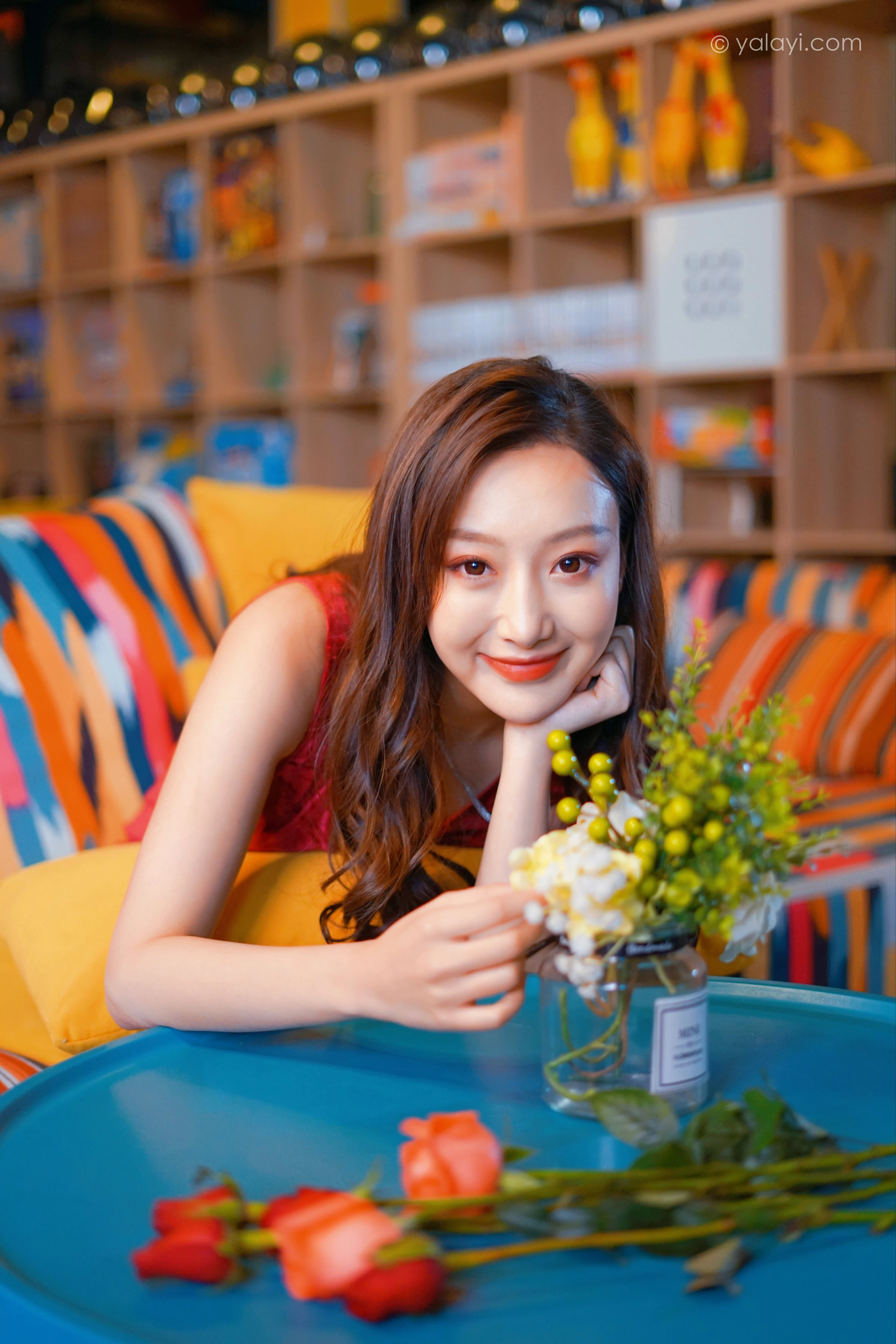 [YALAYI雅拉伊]2021.12.16 美人一笑也倾城 蕊思 红色连身礼服裙性感休闲写真集第1张