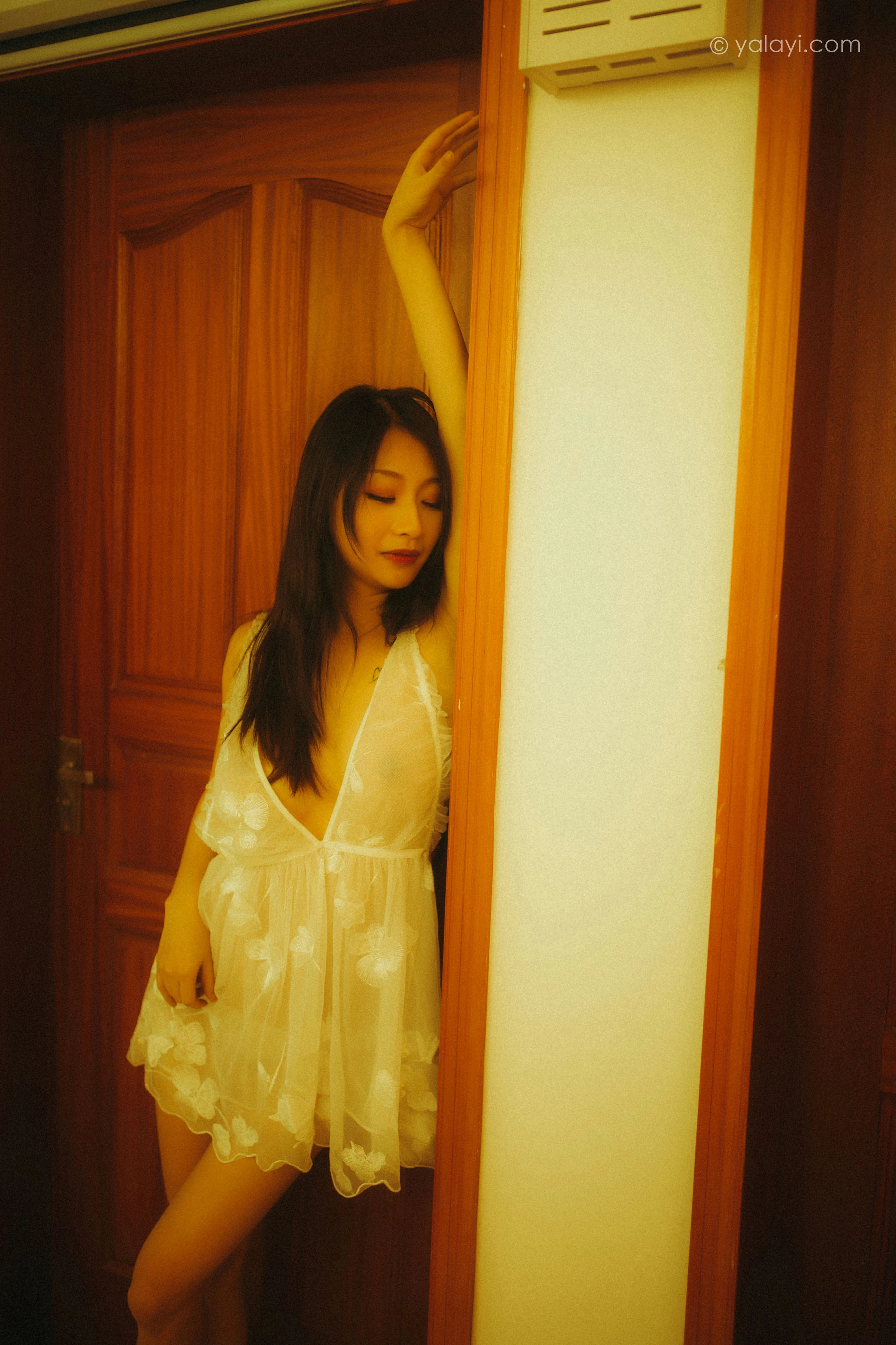 [YALAYI雅拉伊]NO.754 迷情公寓 婉儿 白色透视睡衣裙与连体镂空情趣内衣性感私房写真集第14张