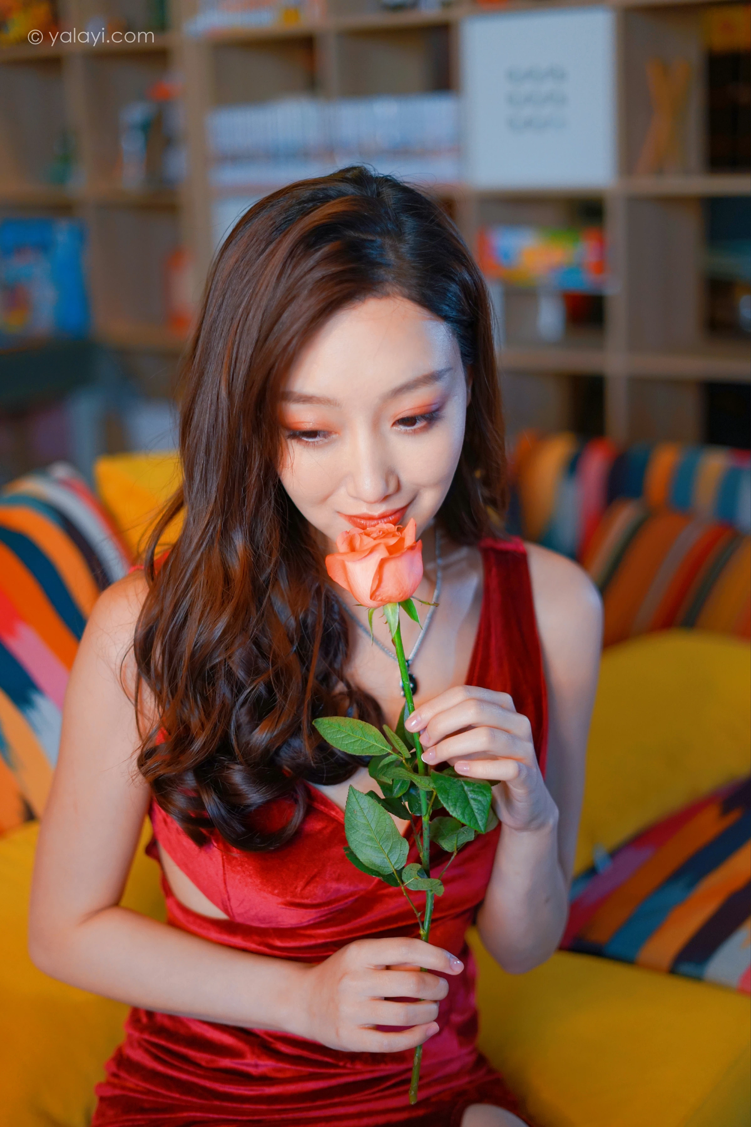 [YALAYI雅拉伊]2021.12.16 美人一笑也倾城 蕊思 红色连身礼服裙性感休闲写真集第8张