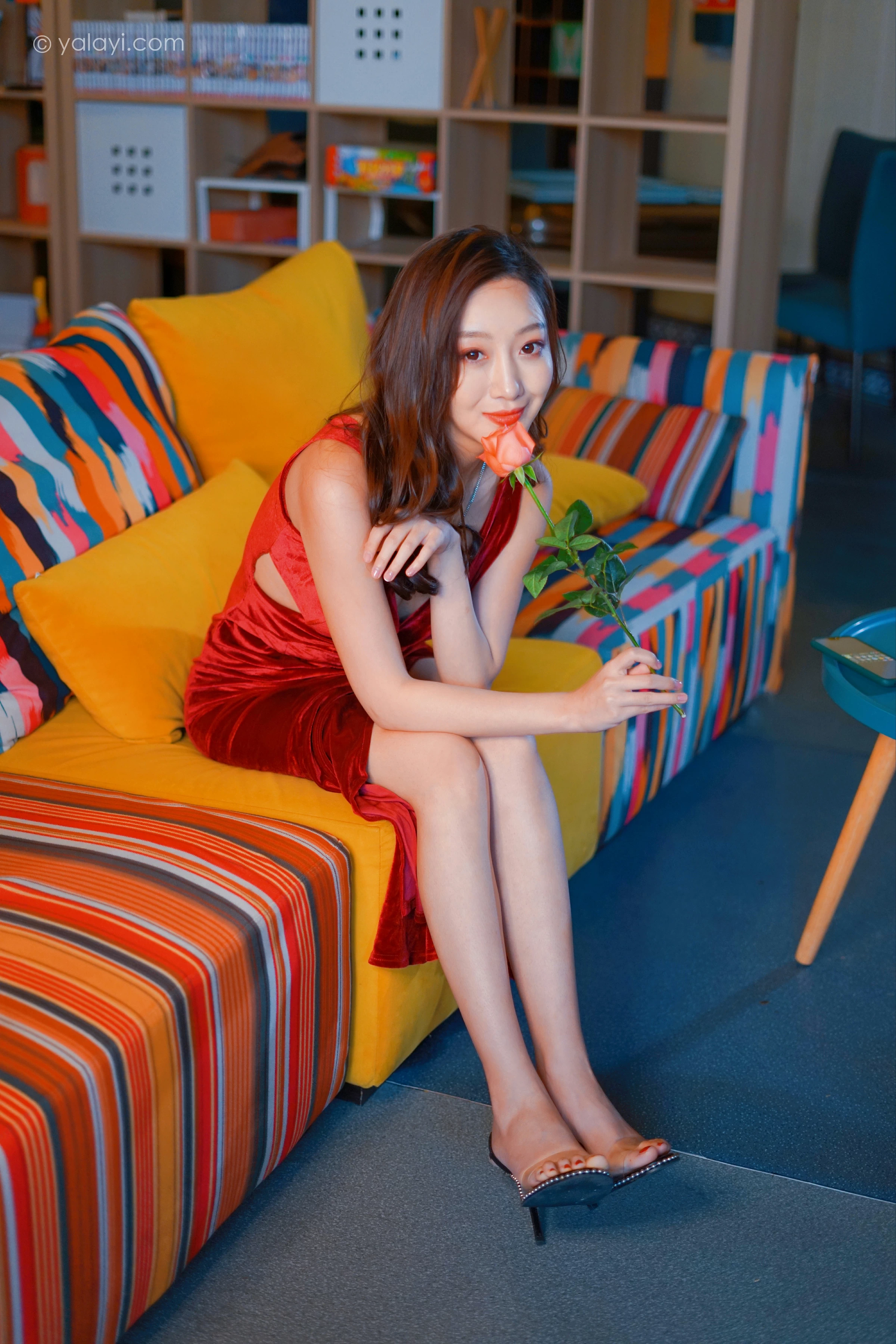 [YALAYI雅拉伊]2021.12.16 美人一笑也倾城 蕊思 红色连身礼服裙性感休闲写真集第7张