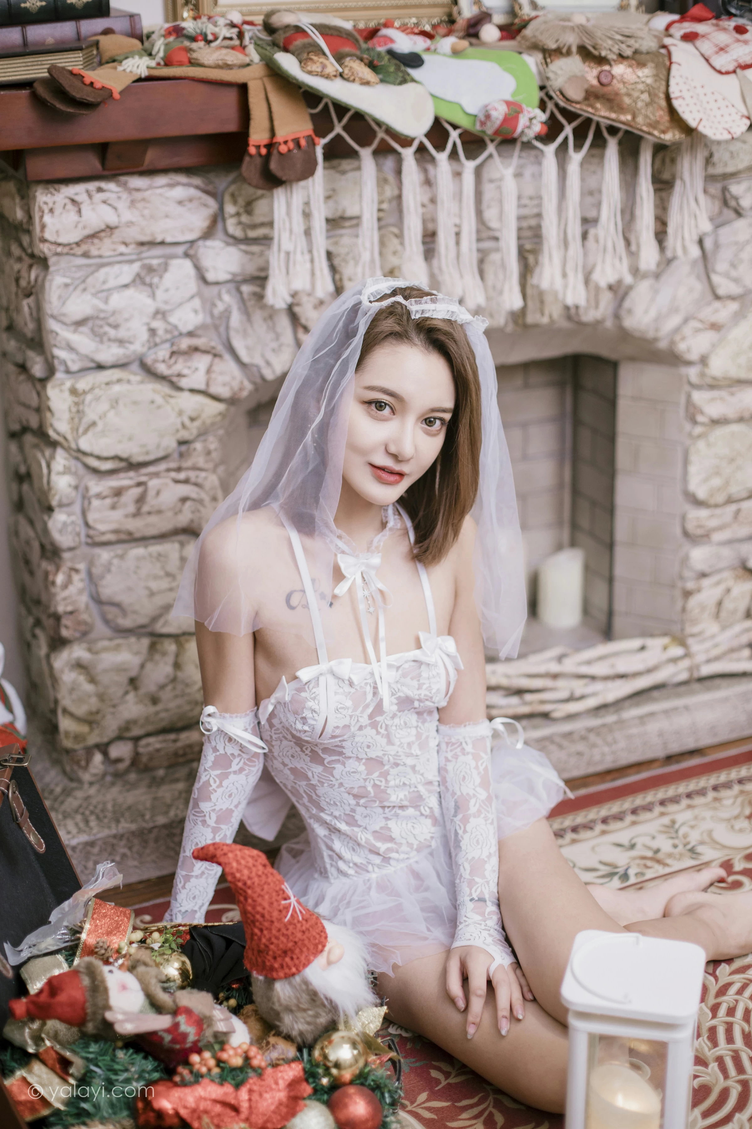[YALAYI雅拉伊]NO.741 《一起圣诞》 梓杨 白色透视情趣婚纱与红色塑身内衣性感私房写真集第3张