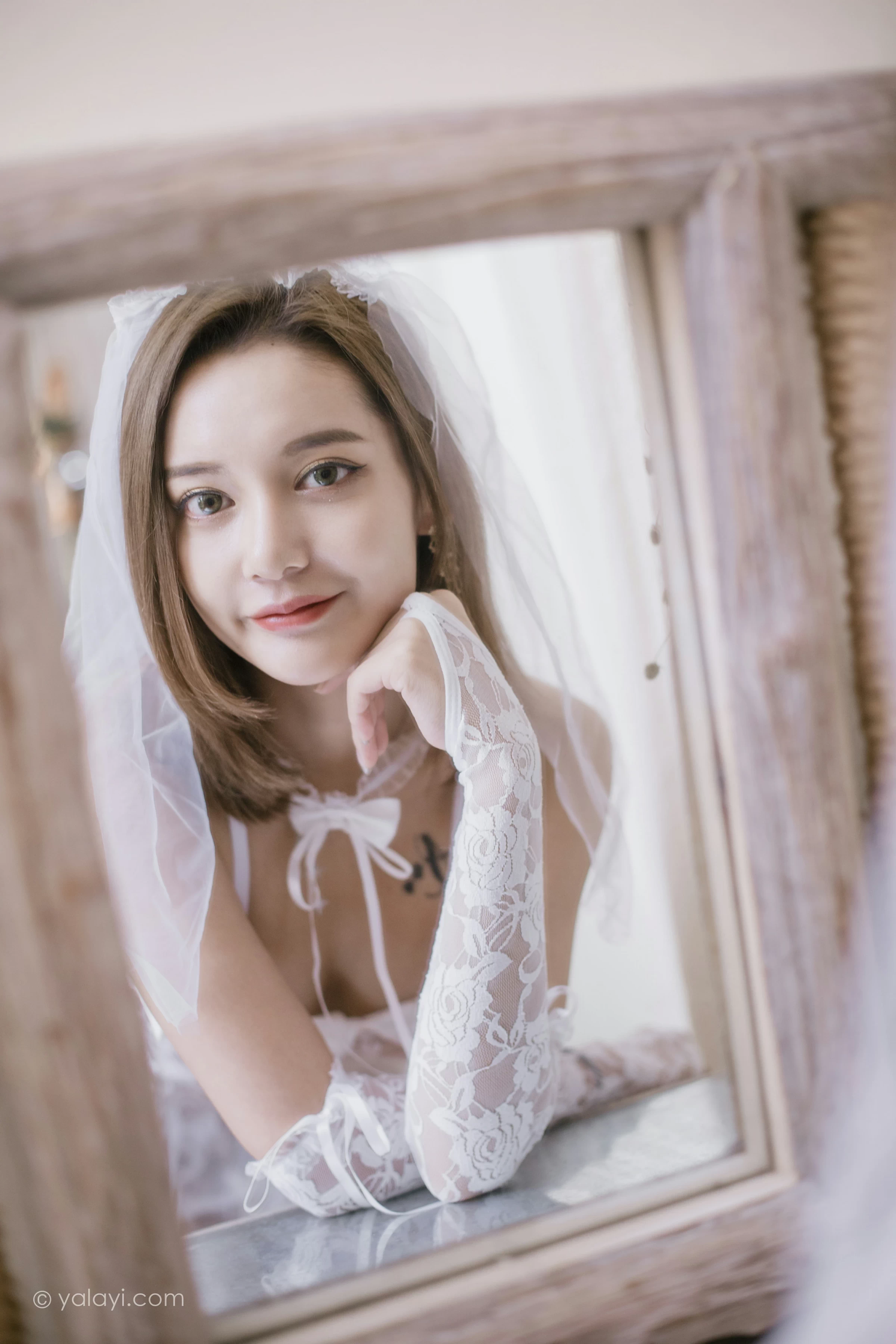 [YALAYI雅拉伊]NO.741 《一起圣诞》 梓杨 白色透视情趣婚纱与红色塑身内衣性感私房写真集第7张