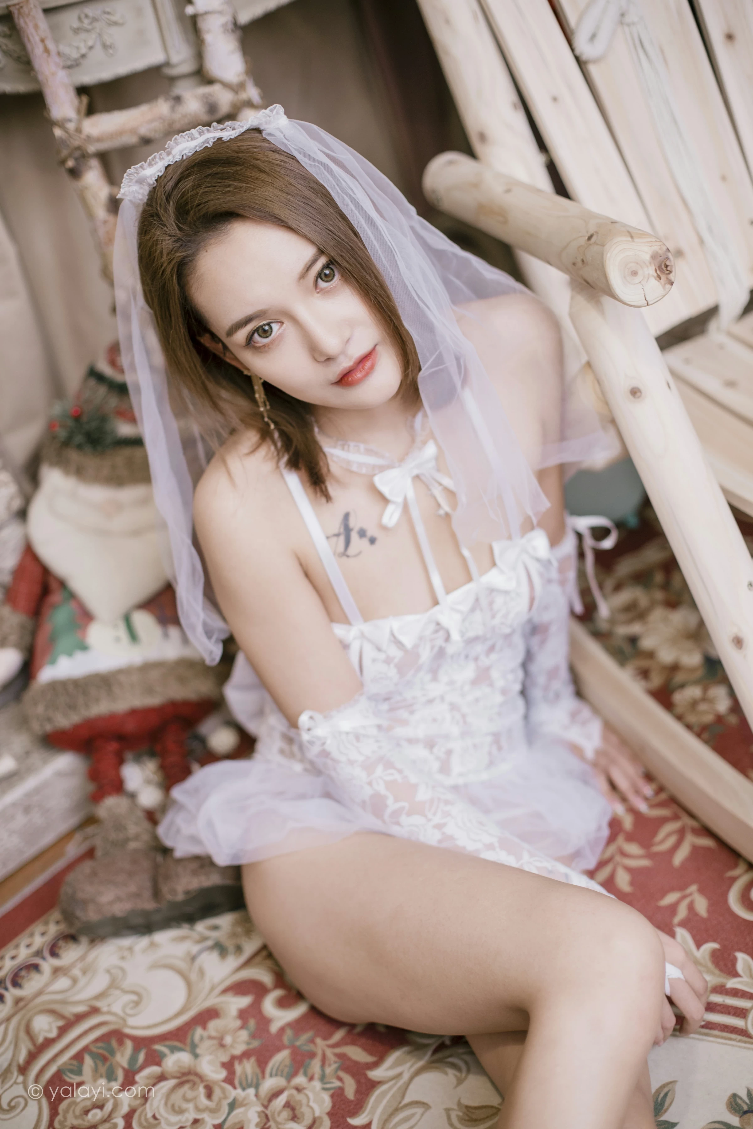 [YALAYI雅拉伊]NO.741 《一起圣诞》 梓杨 白色透视情趣婚纱与红色塑身内衣性感私房写真集第2张