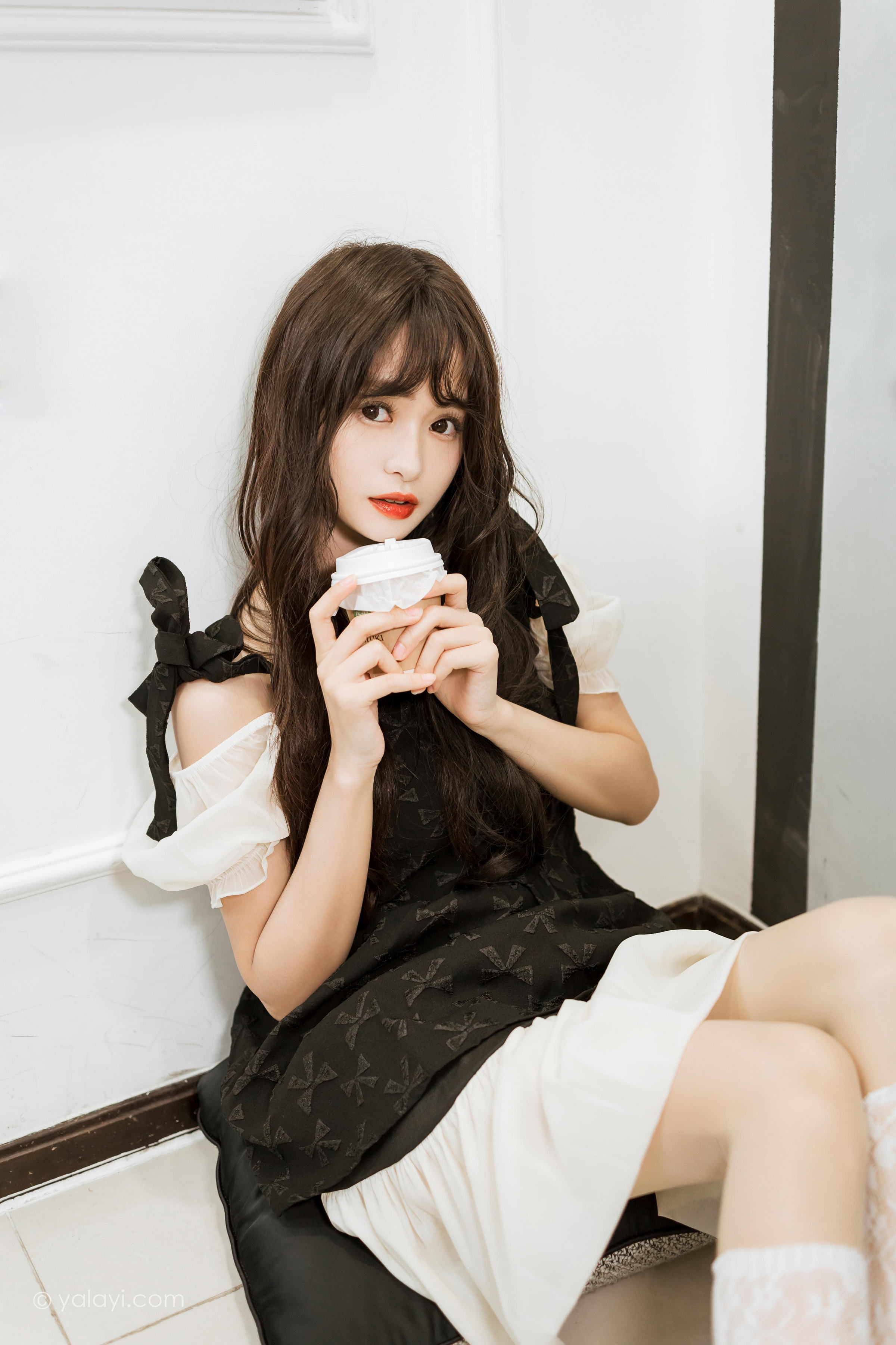 [YALAYI雅拉伊]2022.09.26 沦陷 小亭 黑色吊带连衣裙加白色丝袜美腿清纯写真集第6张