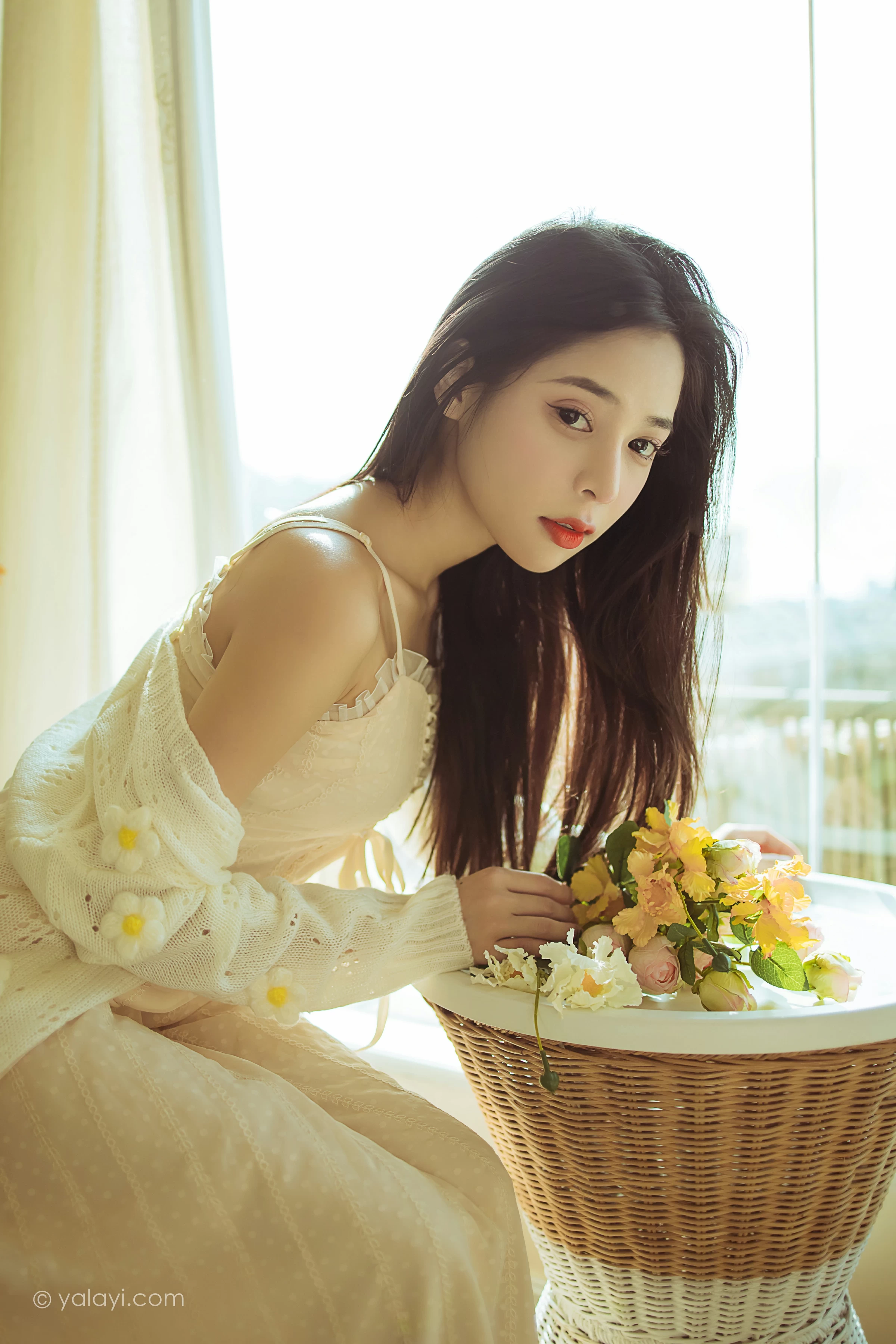 [YALAYI雅拉伊]2022.01.13 最浪漫的事 诗咏 白色镂空外套加吊带连衣裙居家私房写真集第4张