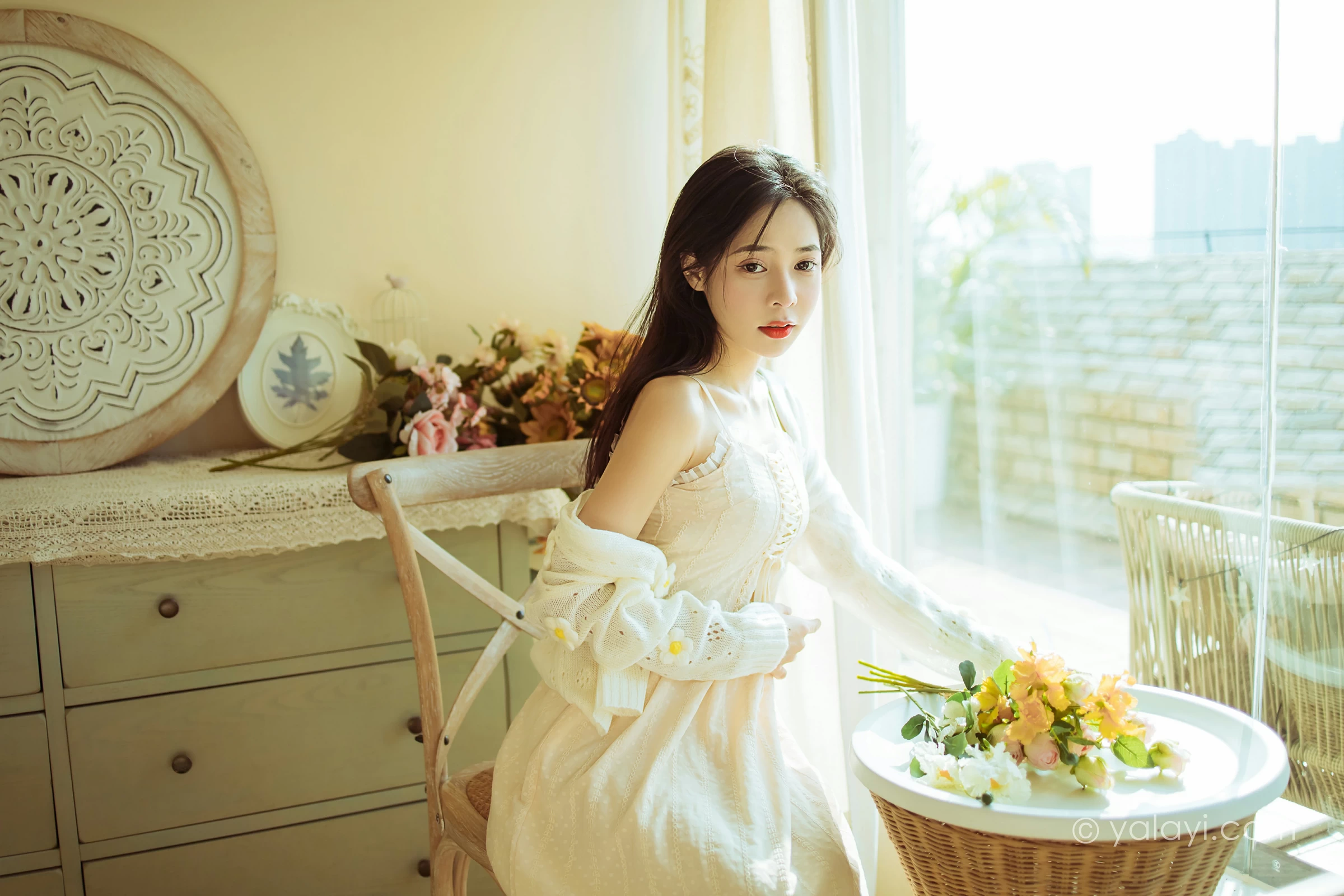 [YALAYI雅拉伊]2022.01.13 最浪漫的事 诗咏 白色镂空外套加吊带连衣裙居家私房写真集第3张