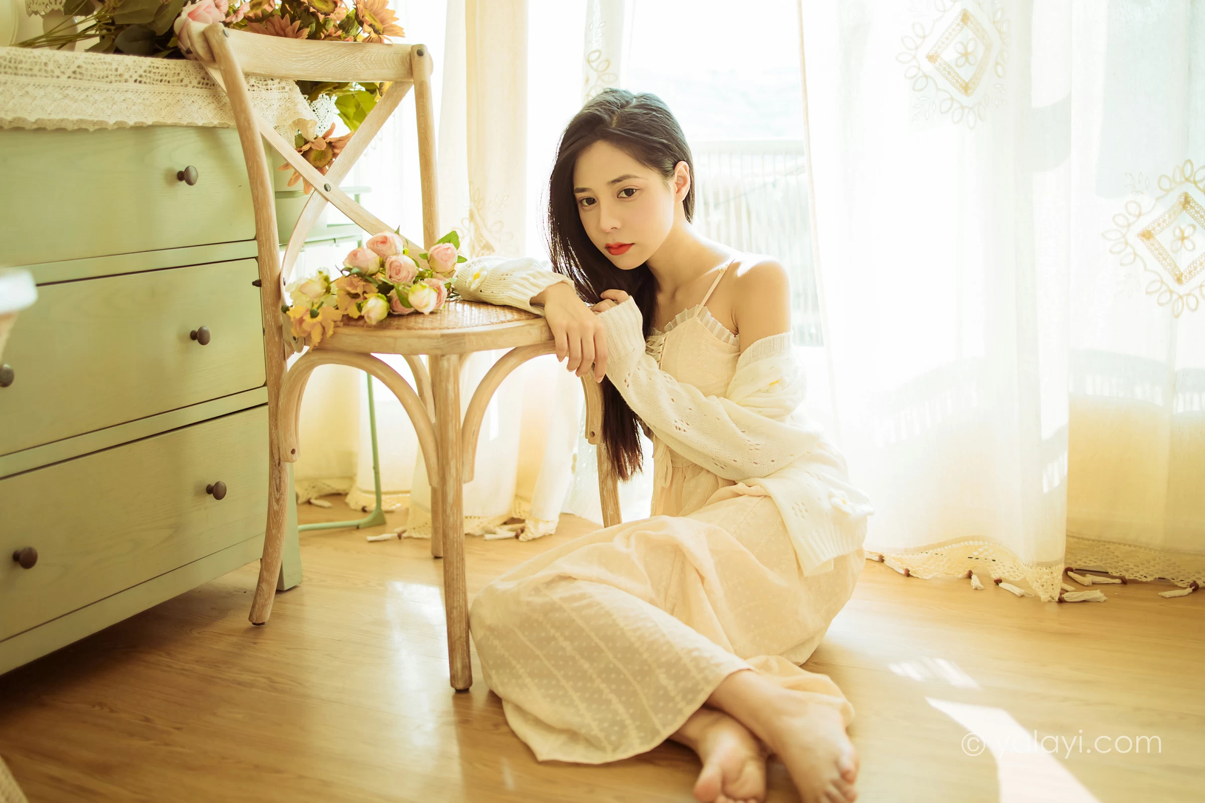 [YALAYI雅拉伊]2022.01.13 最浪漫的事 诗咏 白色镂空外套加吊带连衣裙居家私房写真集第6张