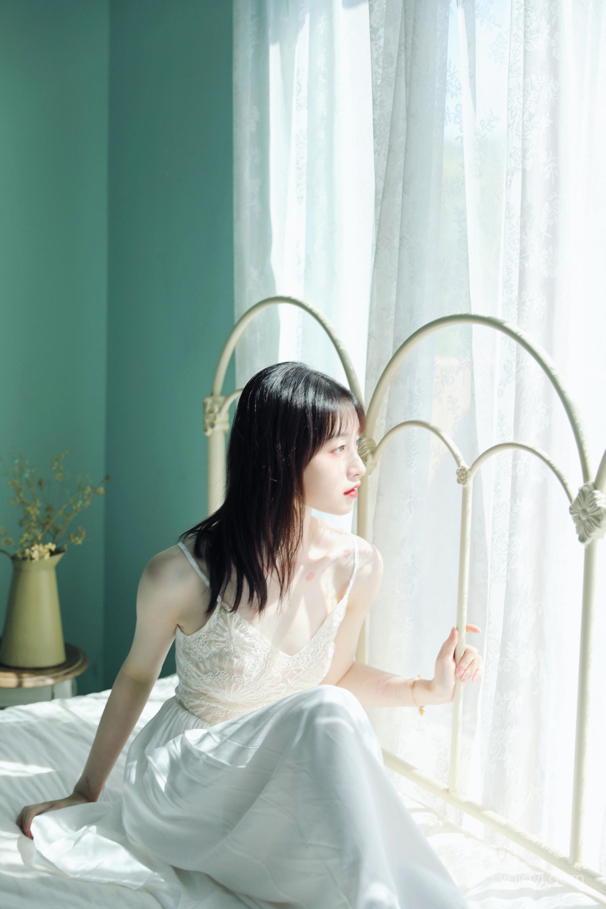 [YALAYI雅拉伊]2022.07.16 唤 京京 白色吊带蕾丝连衣裙居家清纯写真集第9张