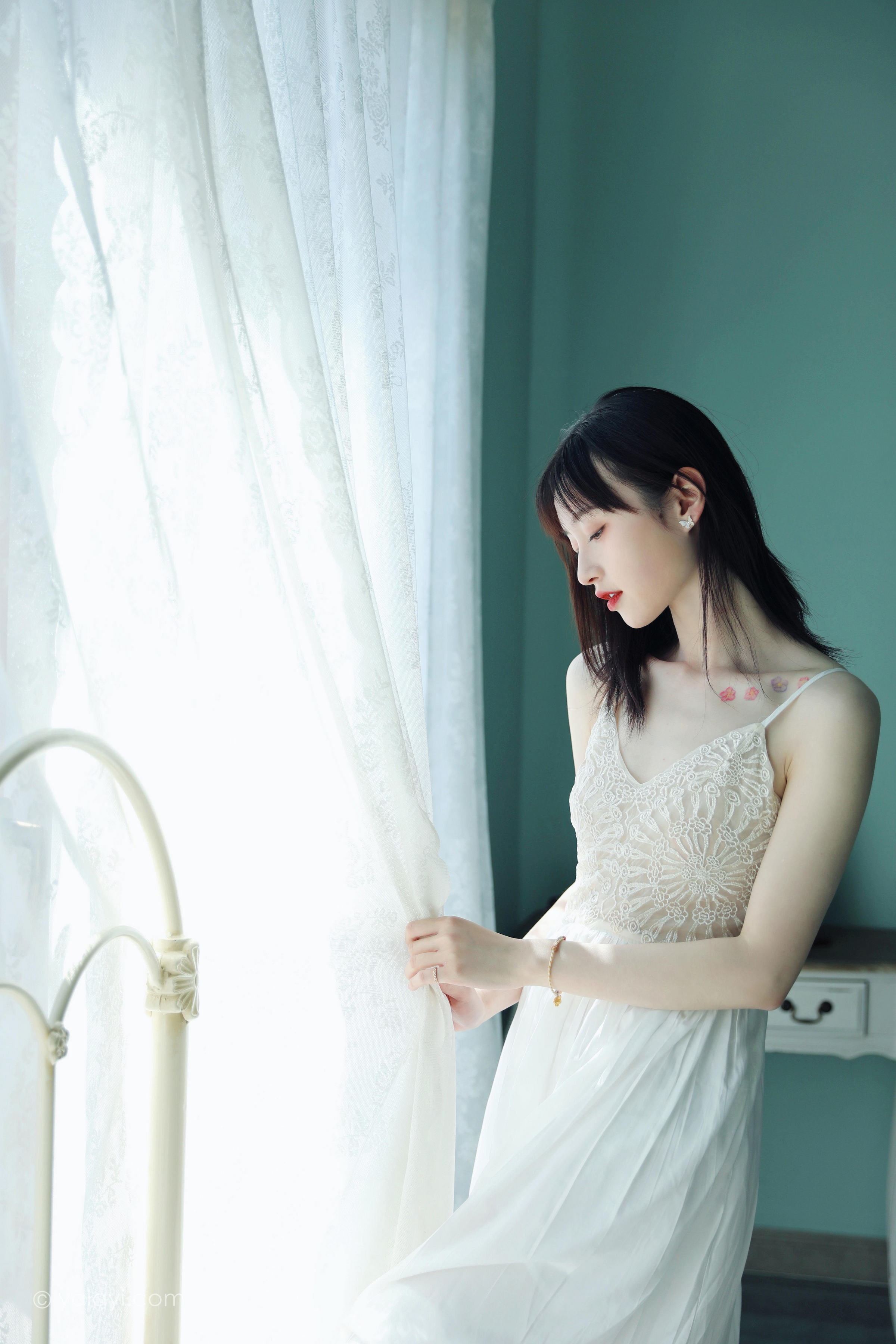 [YALAYI雅拉伊]2022.07.16 唤 京京 白色吊带蕾丝连衣裙居家清纯写真集第13张