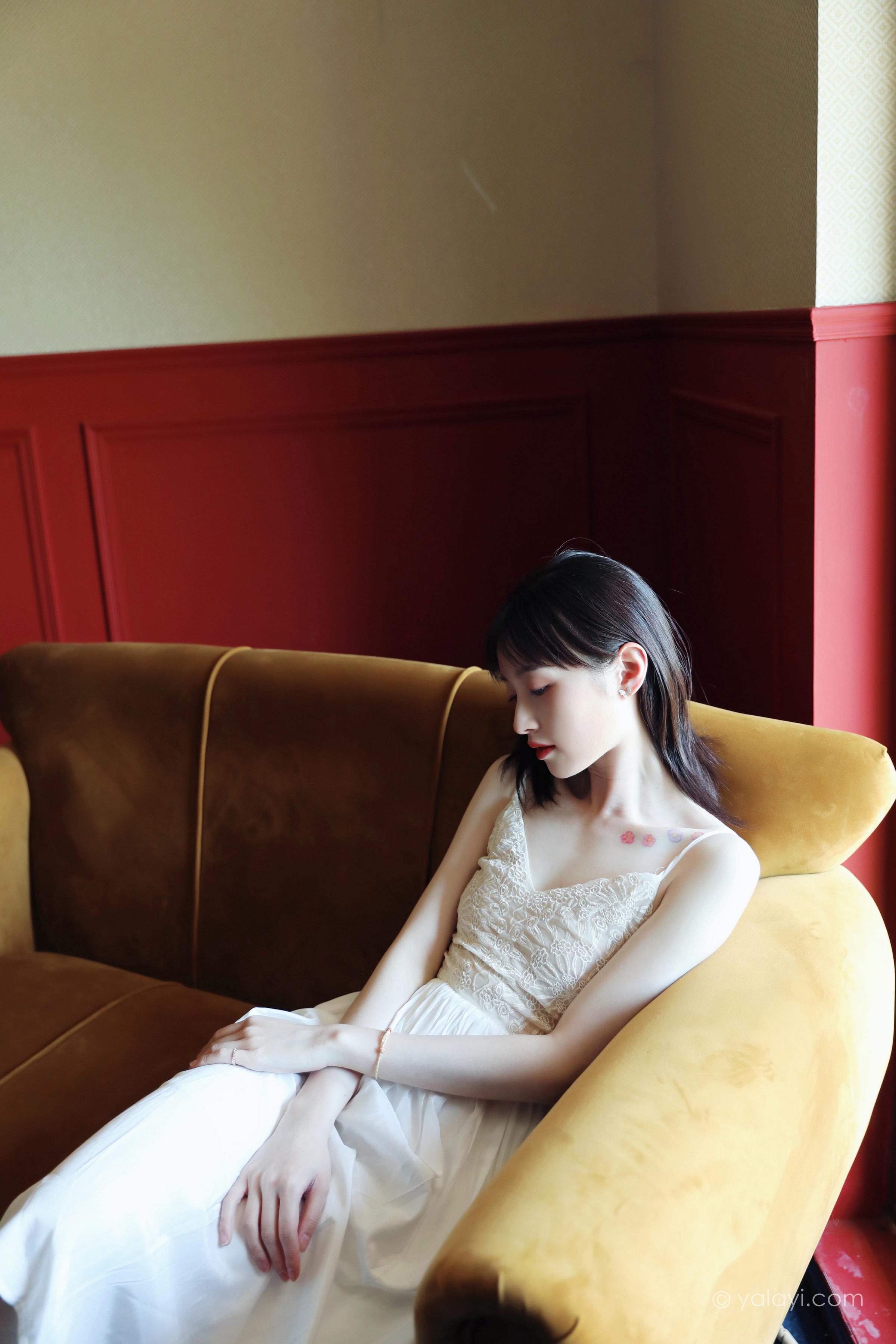 [YALAYI雅拉伊]2022.07.16 唤 京京 白色吊带蕾丝连衣裙居家清纯写真集第6张