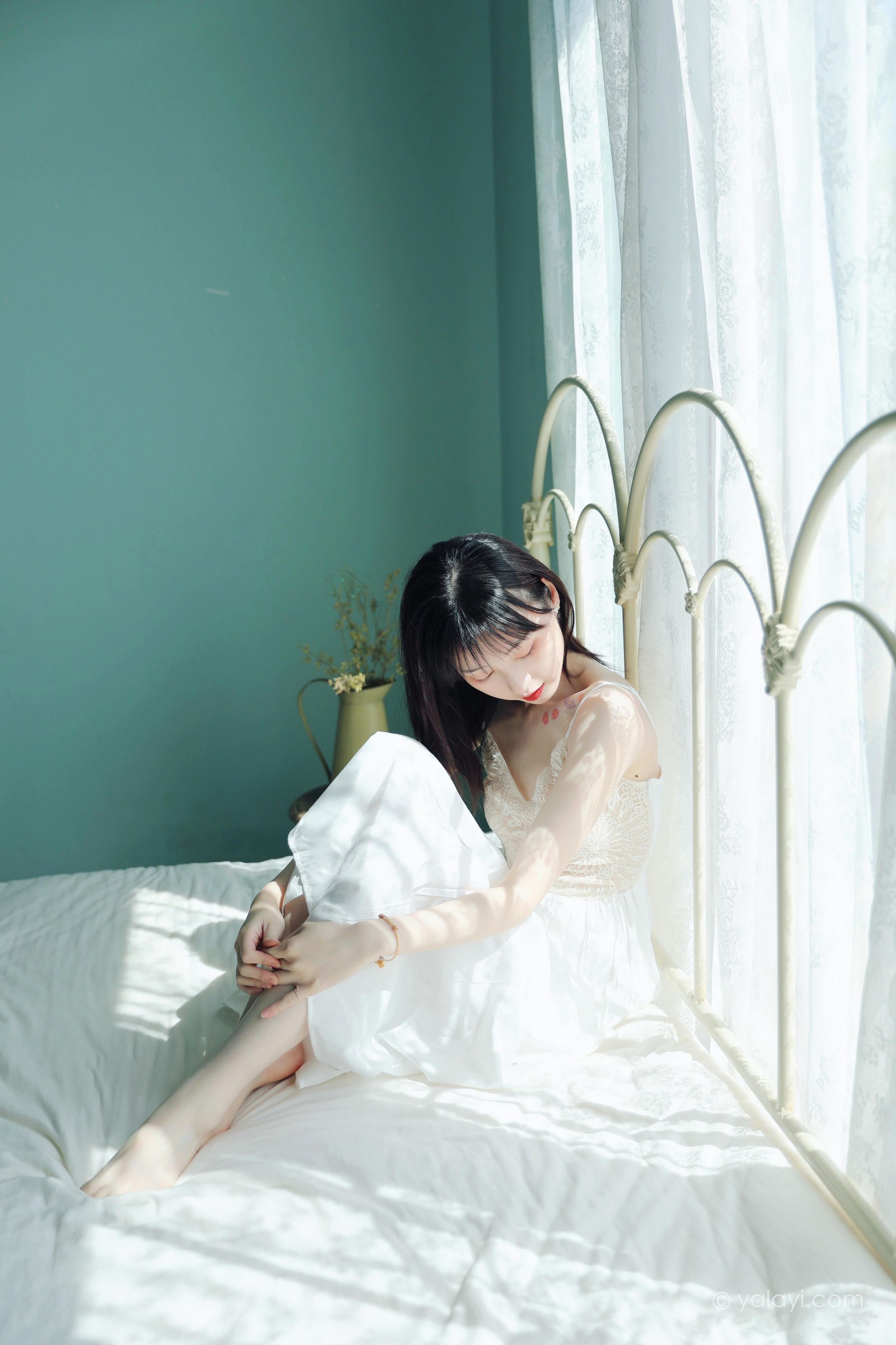 [YALAYI雅拉伊]2022.07.16 唤 京京 白色吊带蕾丝连衣裙居家清纯写真集第9张