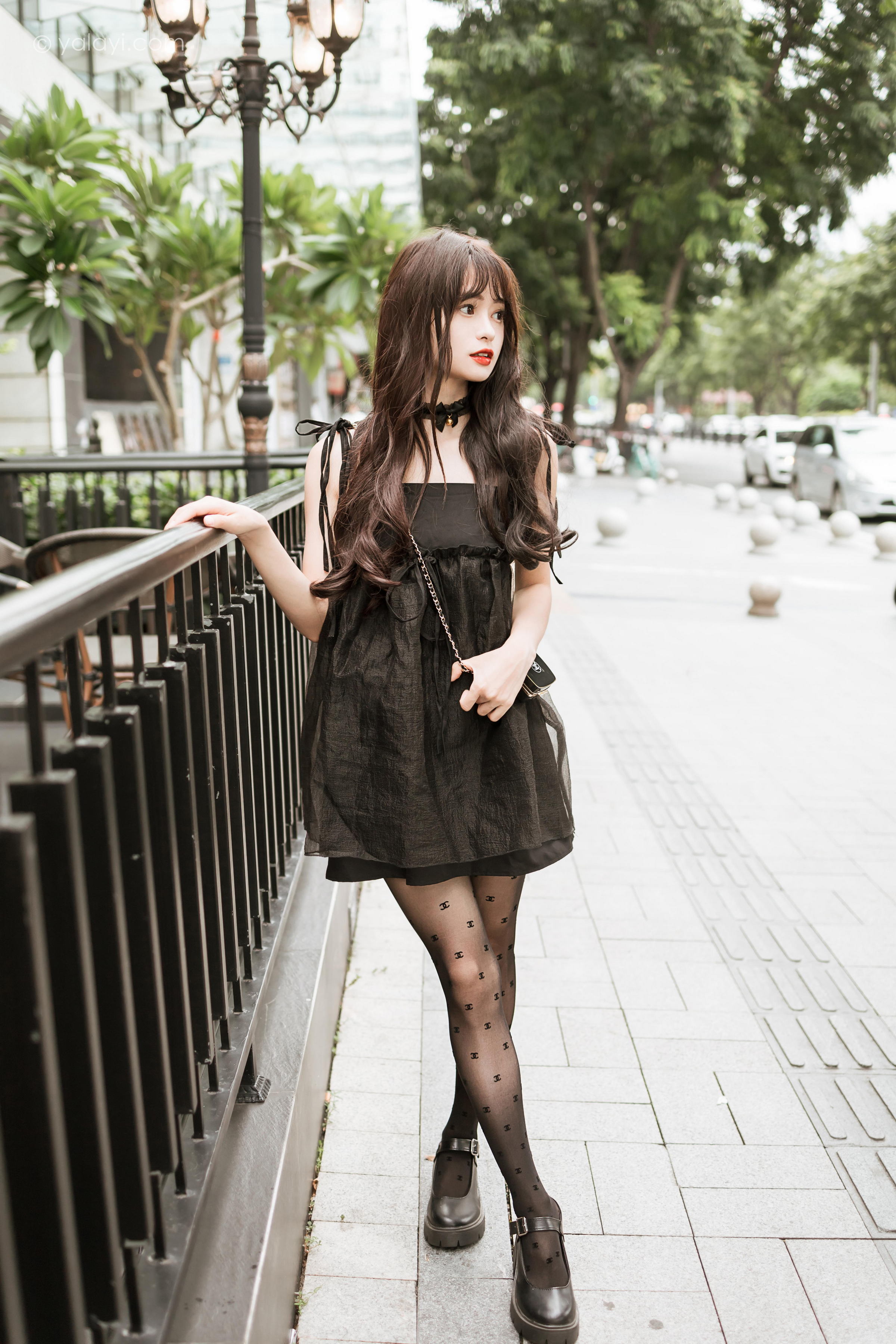 [YALAYI雅拉伊]2022.09.30 给你幸福 小亭 黑色吊带连衣裙加黑丝美腿性感写真集第8张