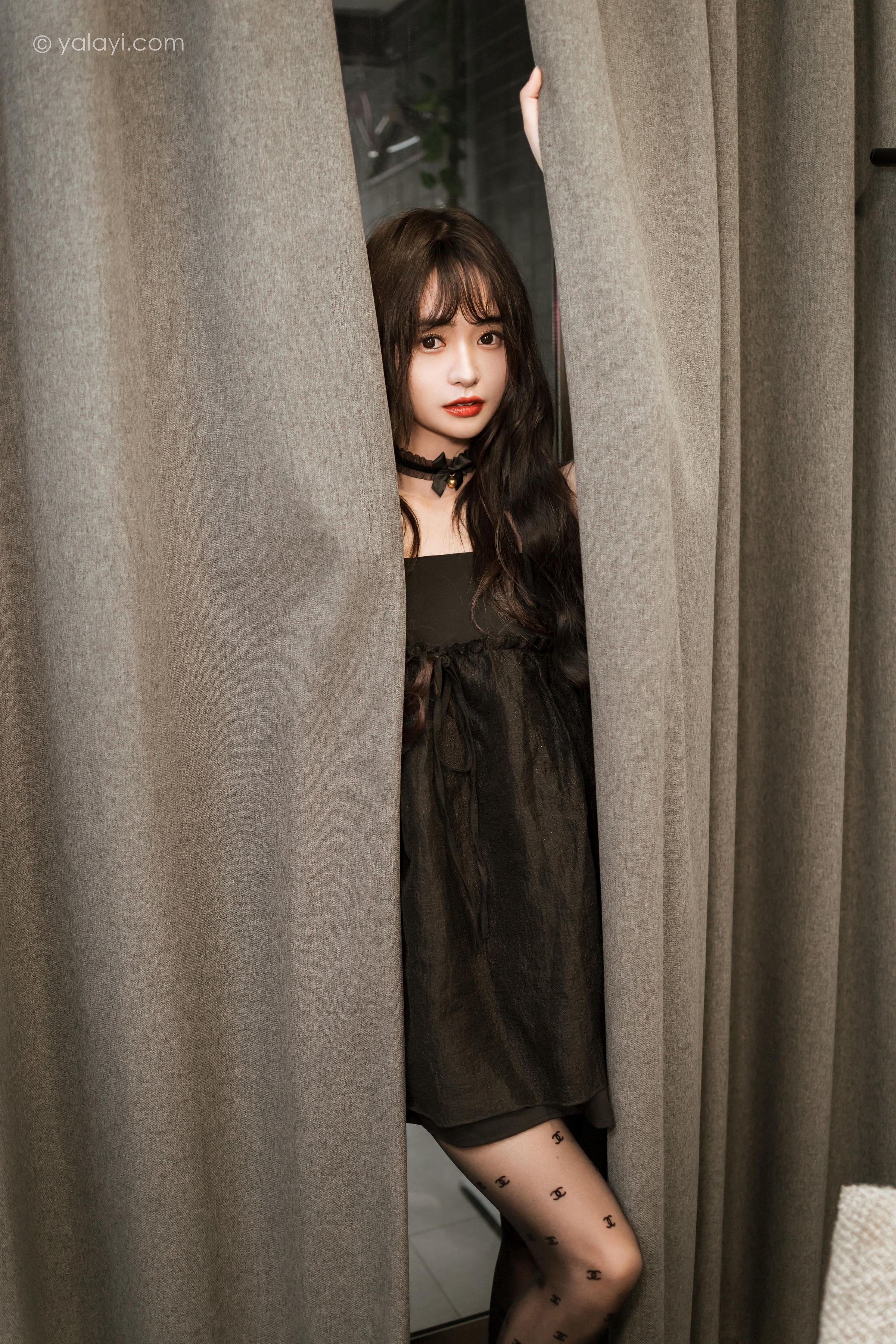 [YALAYI雅拉伊]2022.09.30 给你幸福 小亭 黑色吊带连衣裙加黑丝美腿性感写真集第3张