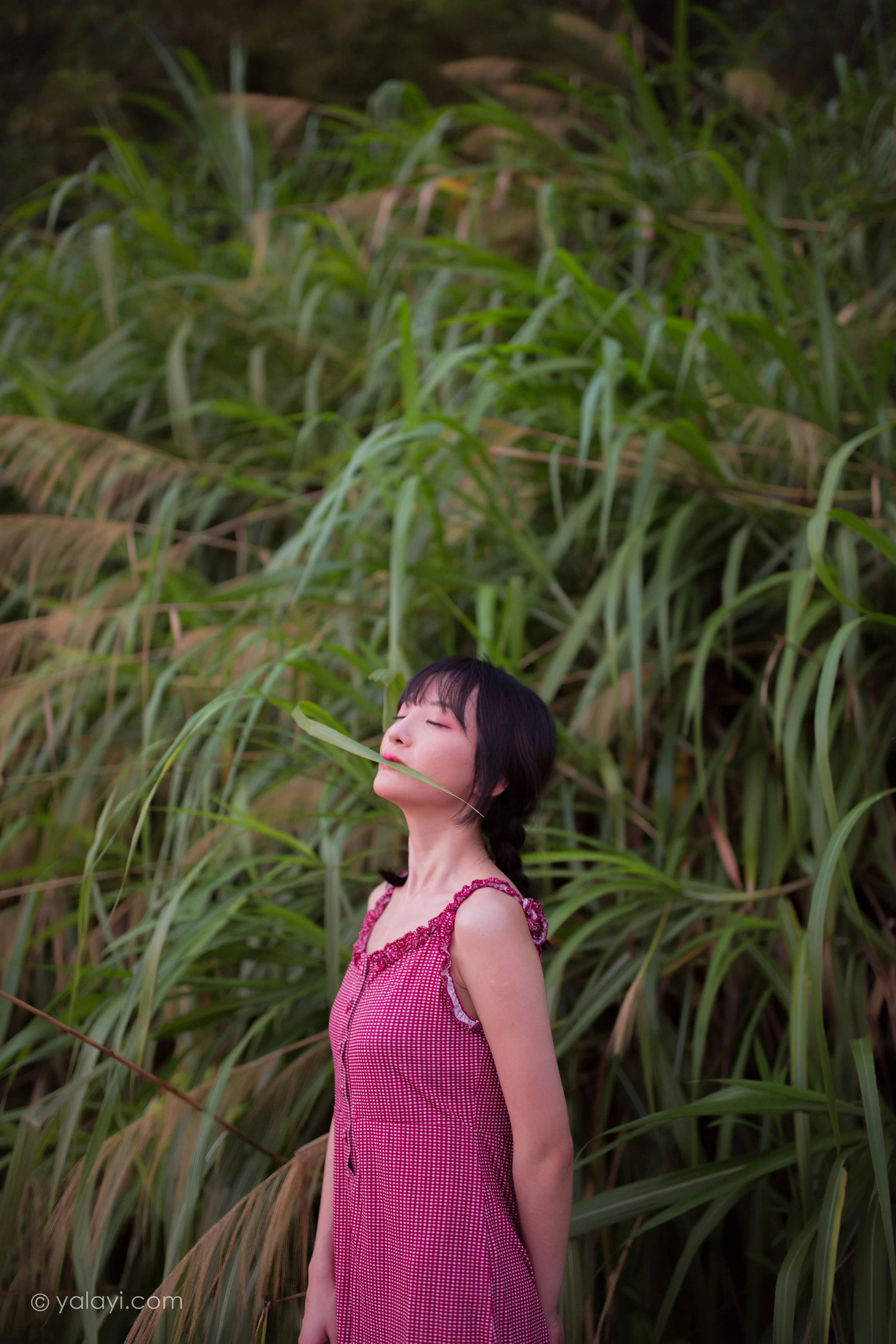 [YALAYI雅拉伊]NO.702 《暮色》 落落 粉色吊带连体短裤清纯私房写真集第15张