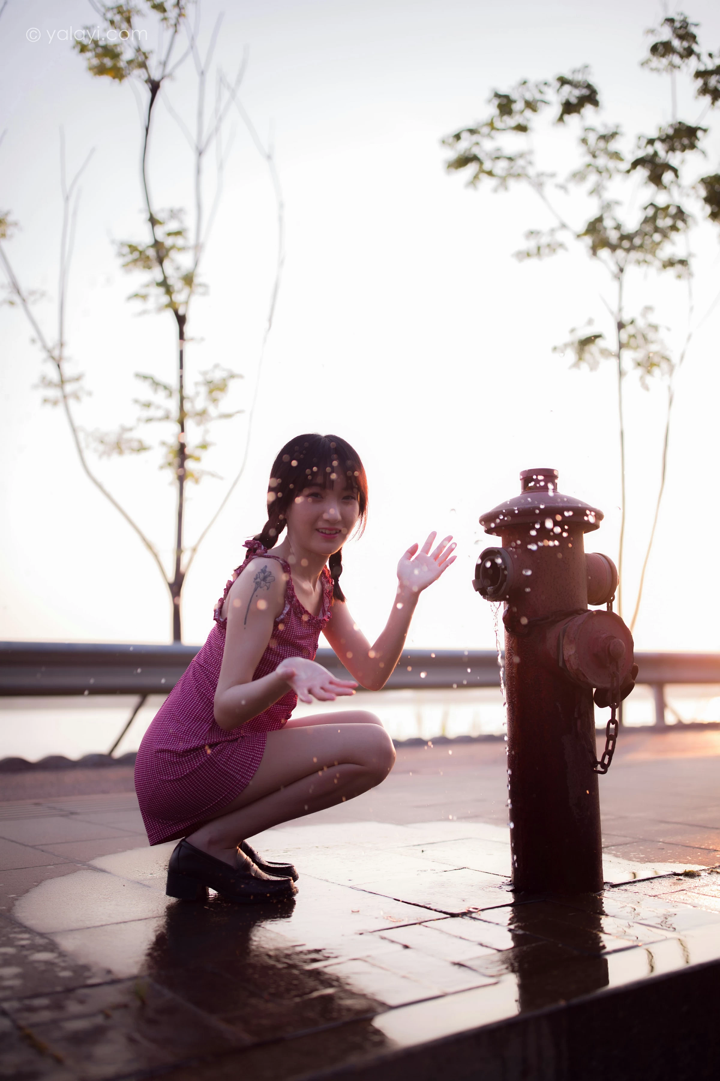 [YALAYI雅拉伊]NO.702 《暮色》 落落 粉色吊带连体短裤清纯私房写真集第2张