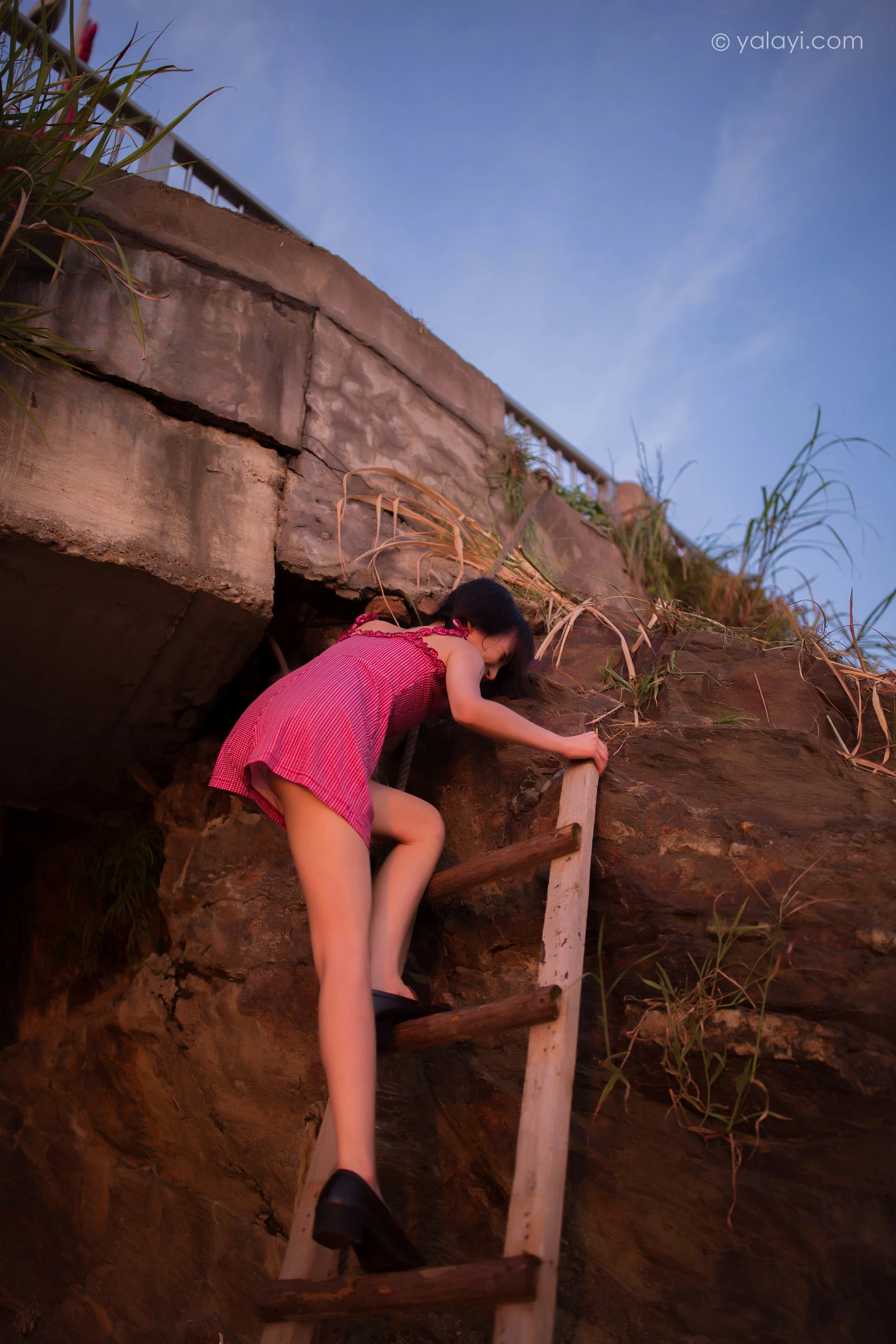 [YALAYI雅拉伊]NO.702 《暮色》 落落 粉色吊带连体短裤清纯私房写真集第4张