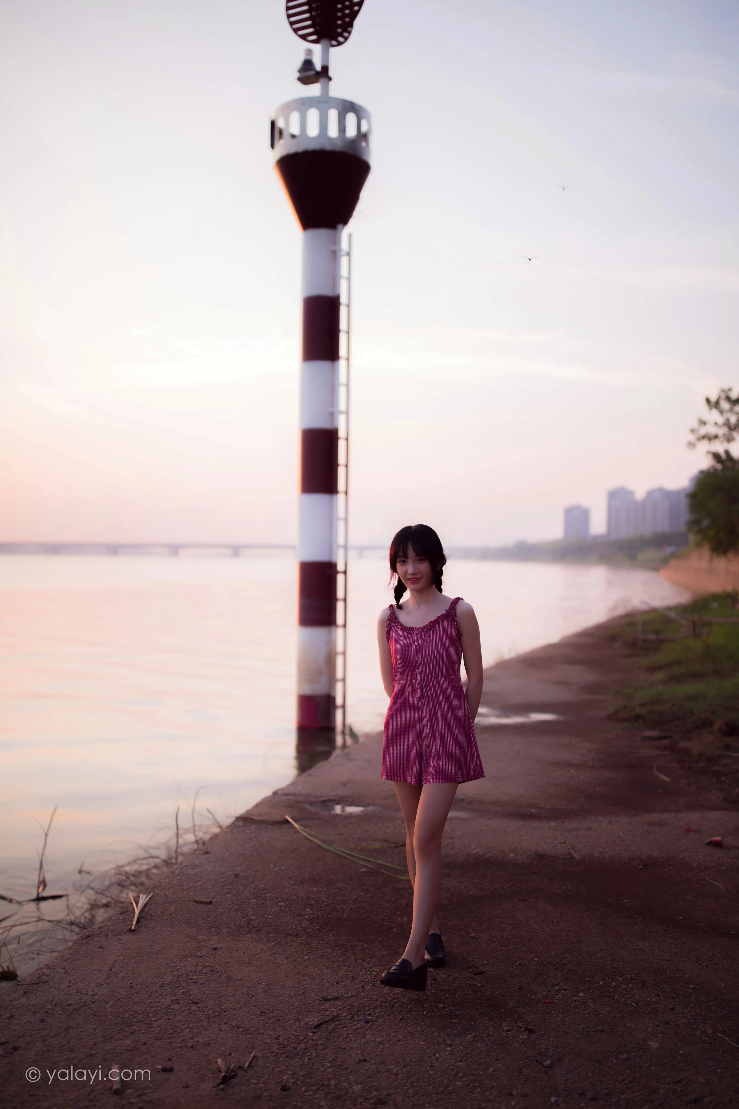 [YALAYI雅拉伊]NO.702 《暮色》 落落 粉色吊带连体短裤清纯私房写真集第5张