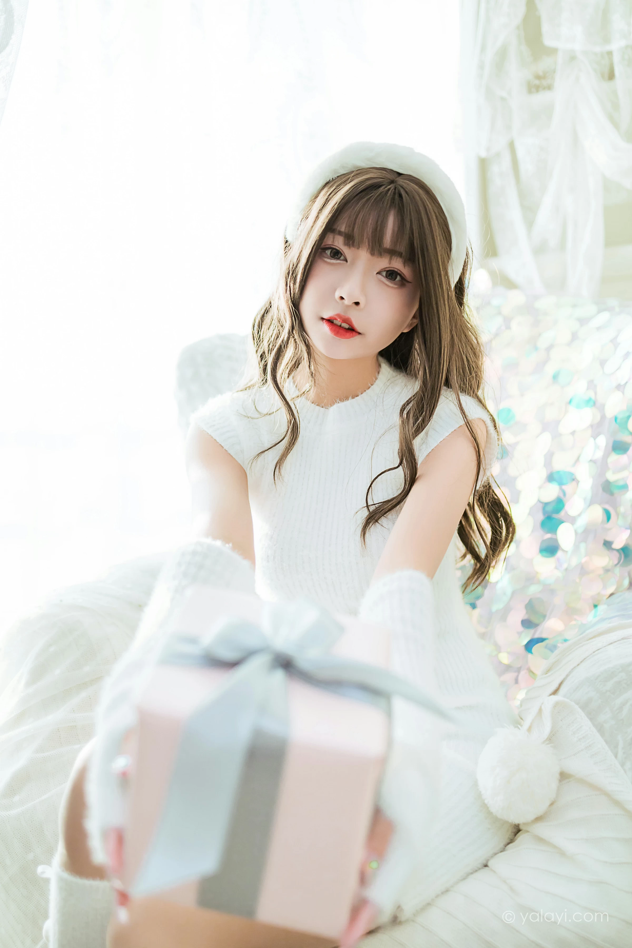 [YALAYI雅拉伊]2021.12.17 圣诞礼物 阿禾 白色毛衣裙加白色绵袜居家私房写真集第2张