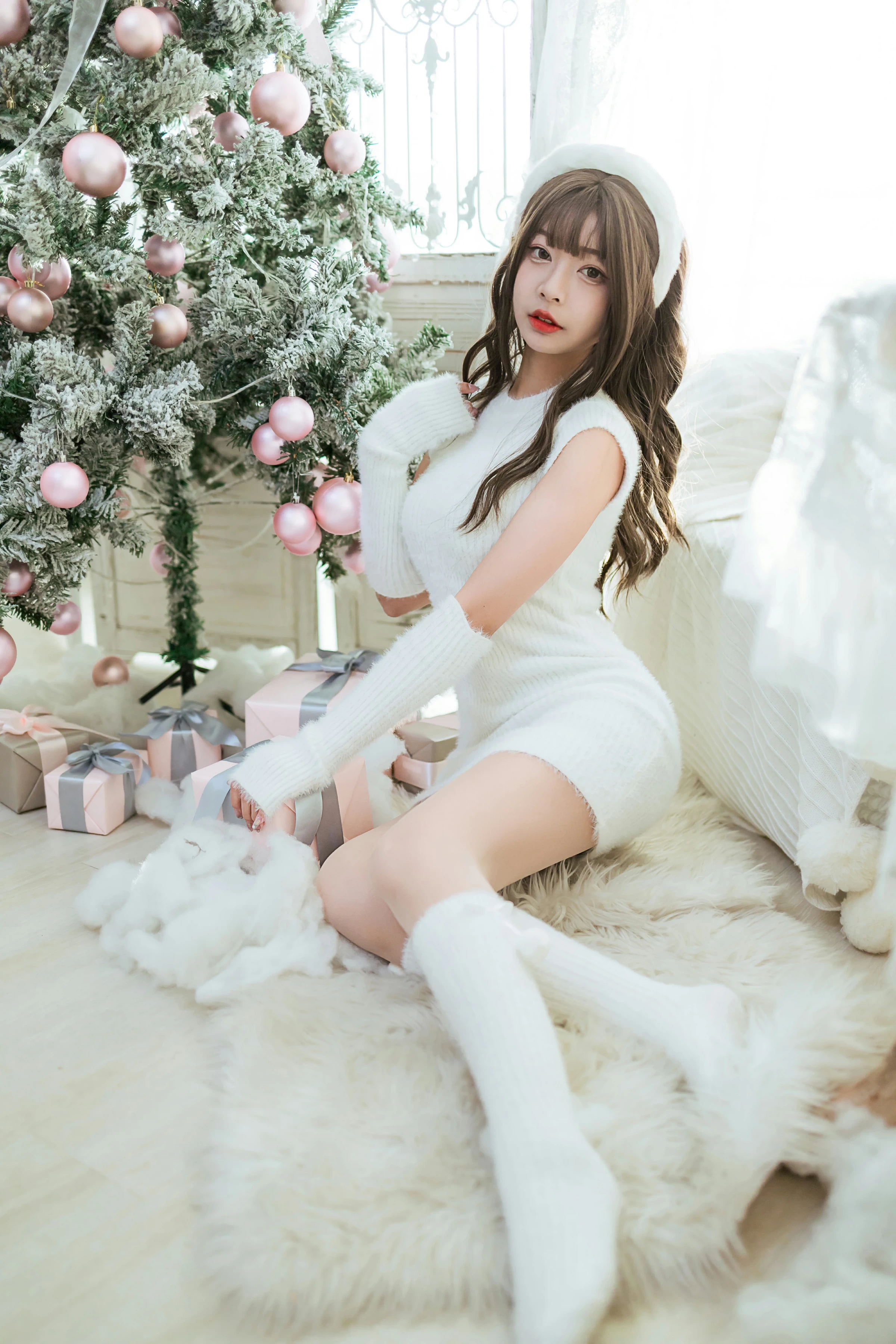 [YALAYI雅拉伊]2021.12.17 圣诞礼物 阿禾 白色毛衣裙加白色绵袜居家私房写真集第6张