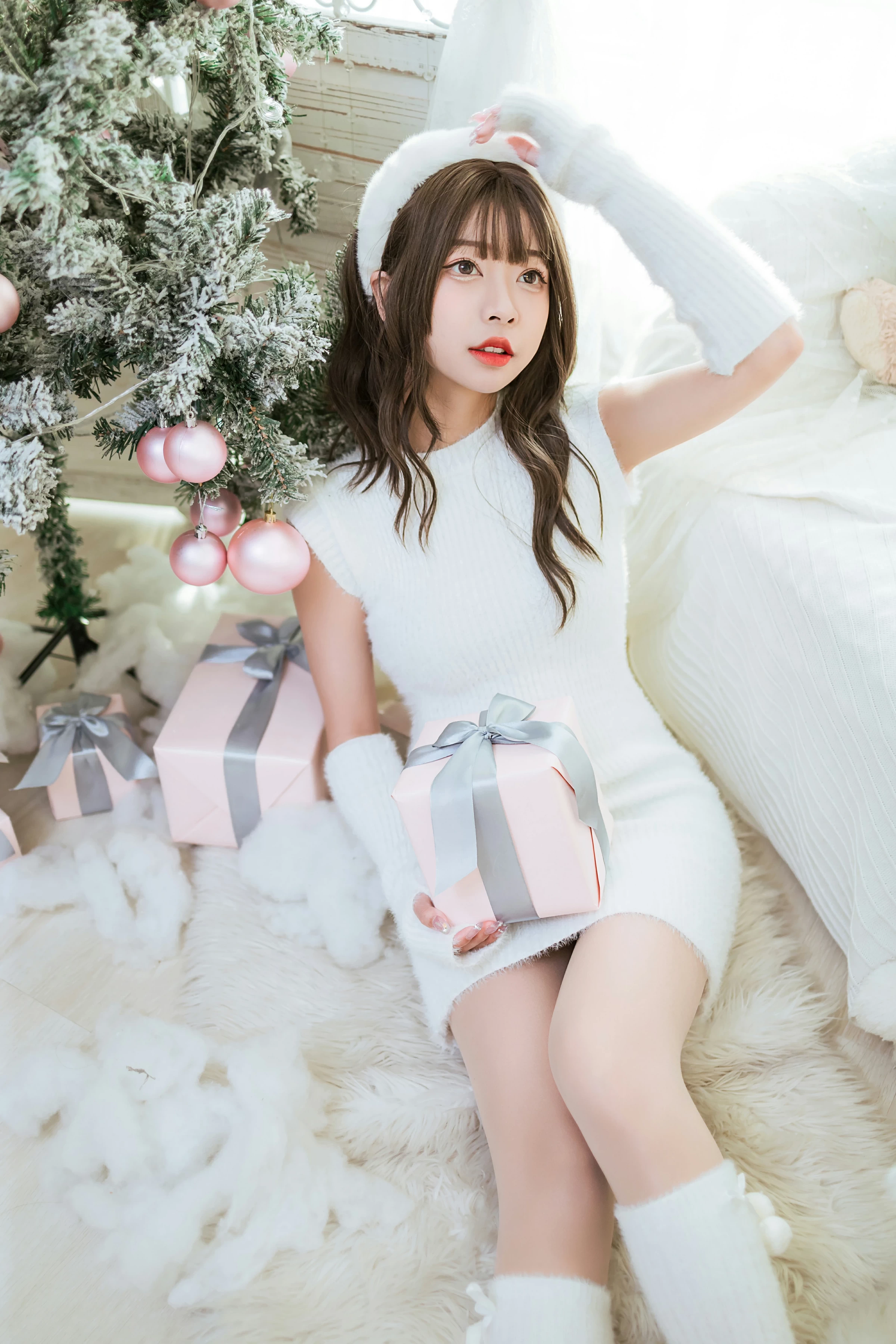 [YALAYI雅拉伊]2021.12.17 圣诞礼物 阿禾 白色毛衣裙加白色绵袜居家私房写真集第7张