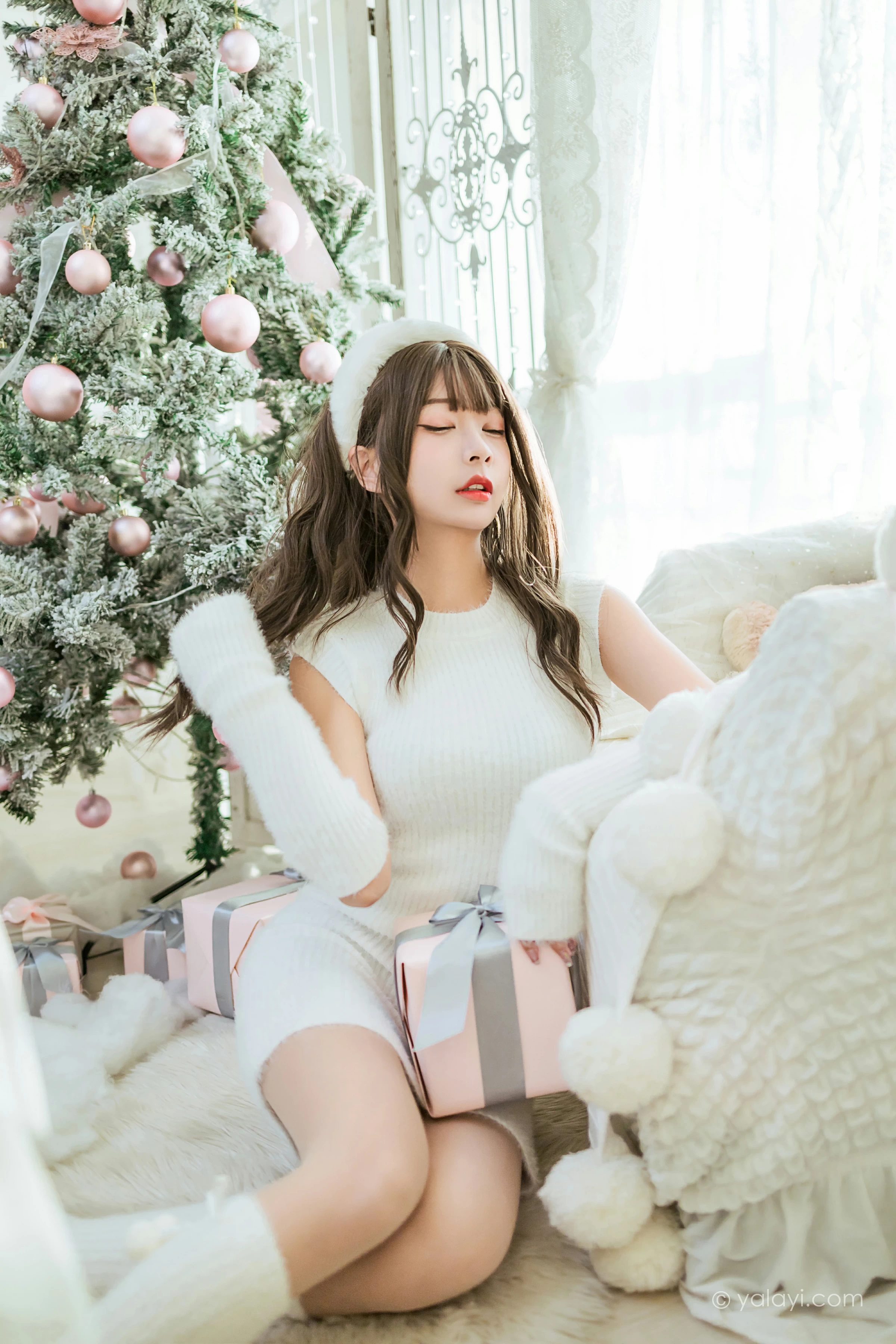 [YALAYI雅拉伊]2021.12.17 圣诞礼物 阿禾 白色毛衣裙加白色绵袜居家私房写真集第9张