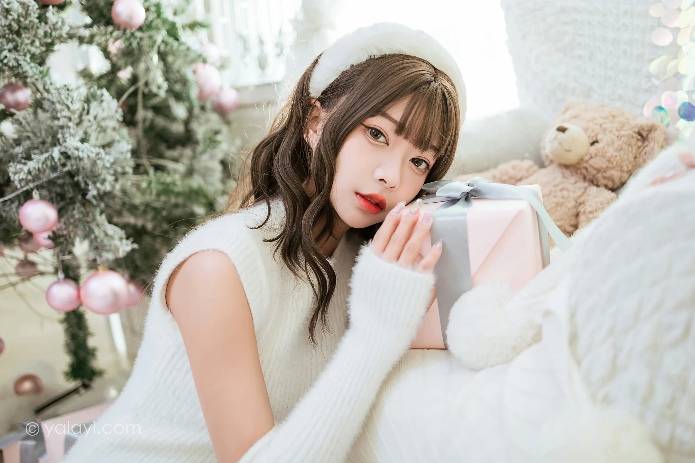 [YALAYI雅拉伊]2021.12.17 圣诞礼物 阿禾 白色毛衣裙加白色绵袜居家私房写真集第10张