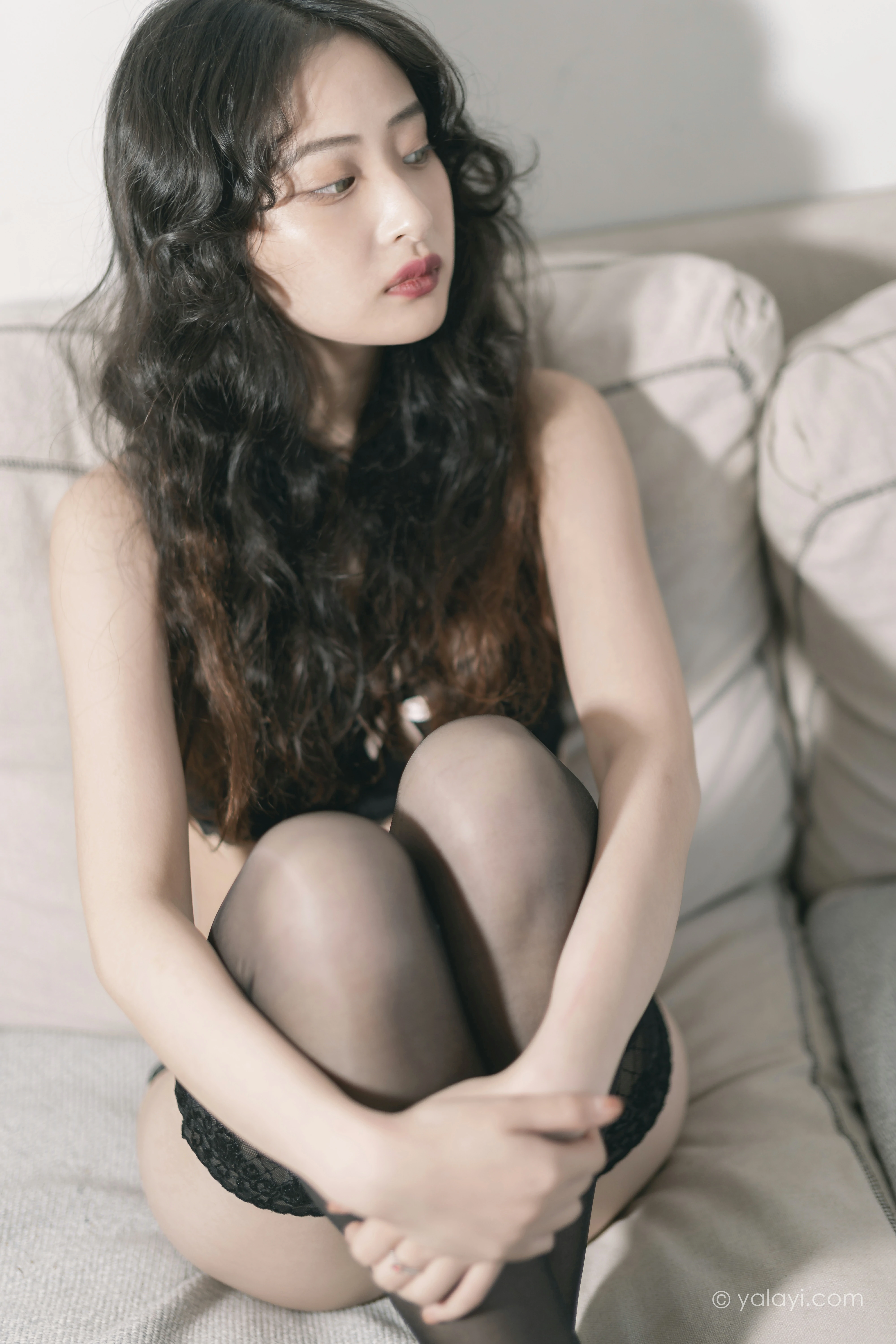 [YALAYI雅拉伊]NO.842 黑蝴蝶 西子 黑色蕾丝内衣加黑丝美腿性感私房写真集第4张