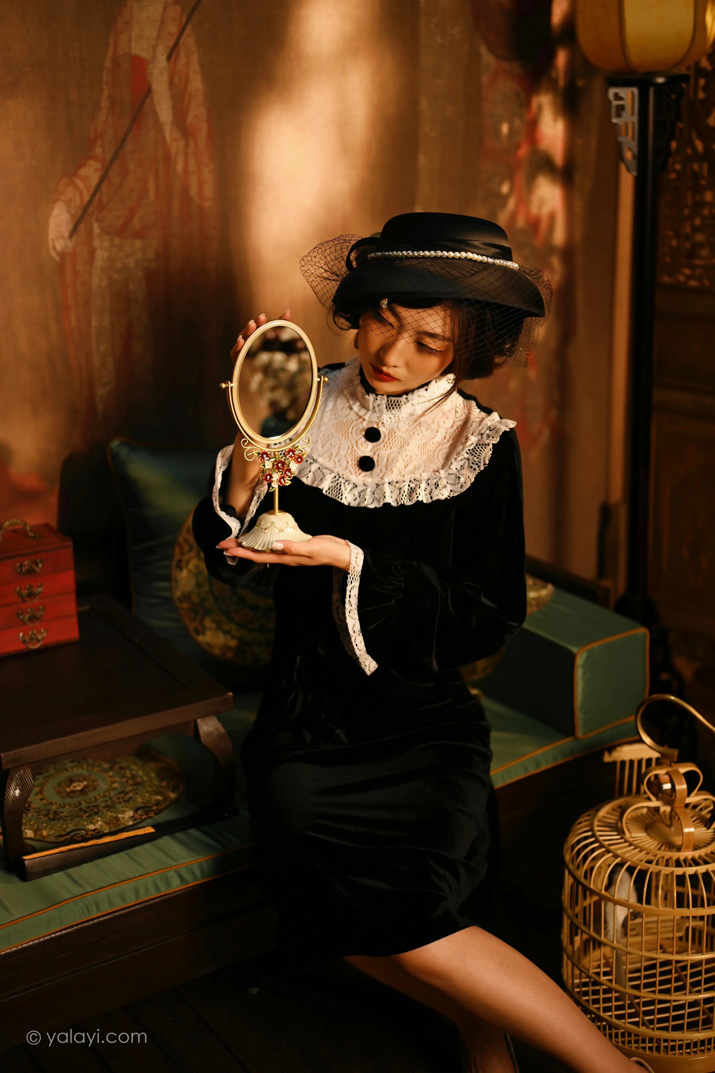 [YALAYI雅拉伊]2022.01.15 莫忘我 佳佳 黑色蕾丝镂空礼服裙性感私房写真集第3张