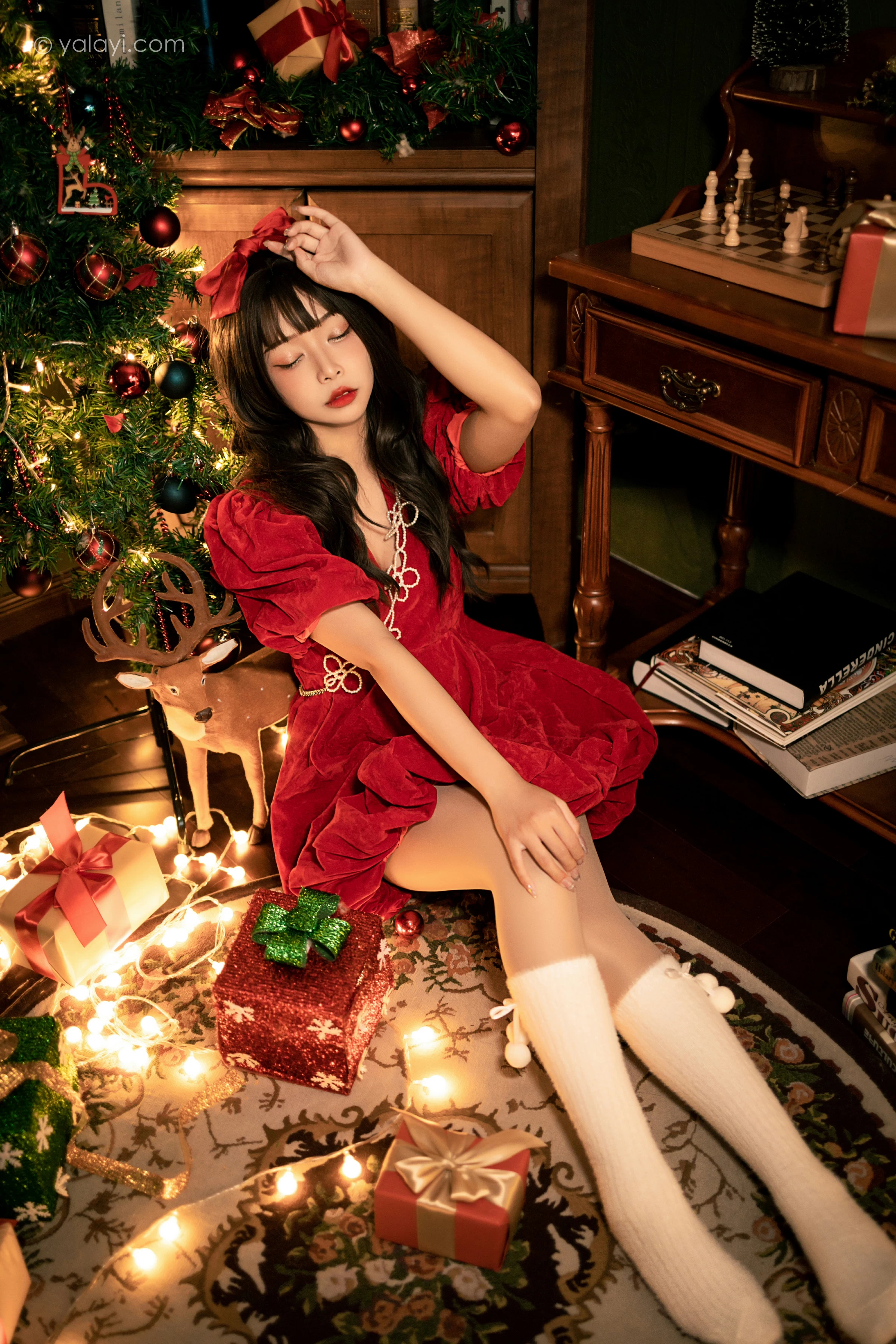 [YALAYI雅拉伊]2021.12.20 快乐圣诞 阿禾 红色休闲连衣裙加白色绵袜居家私房写真集第14张