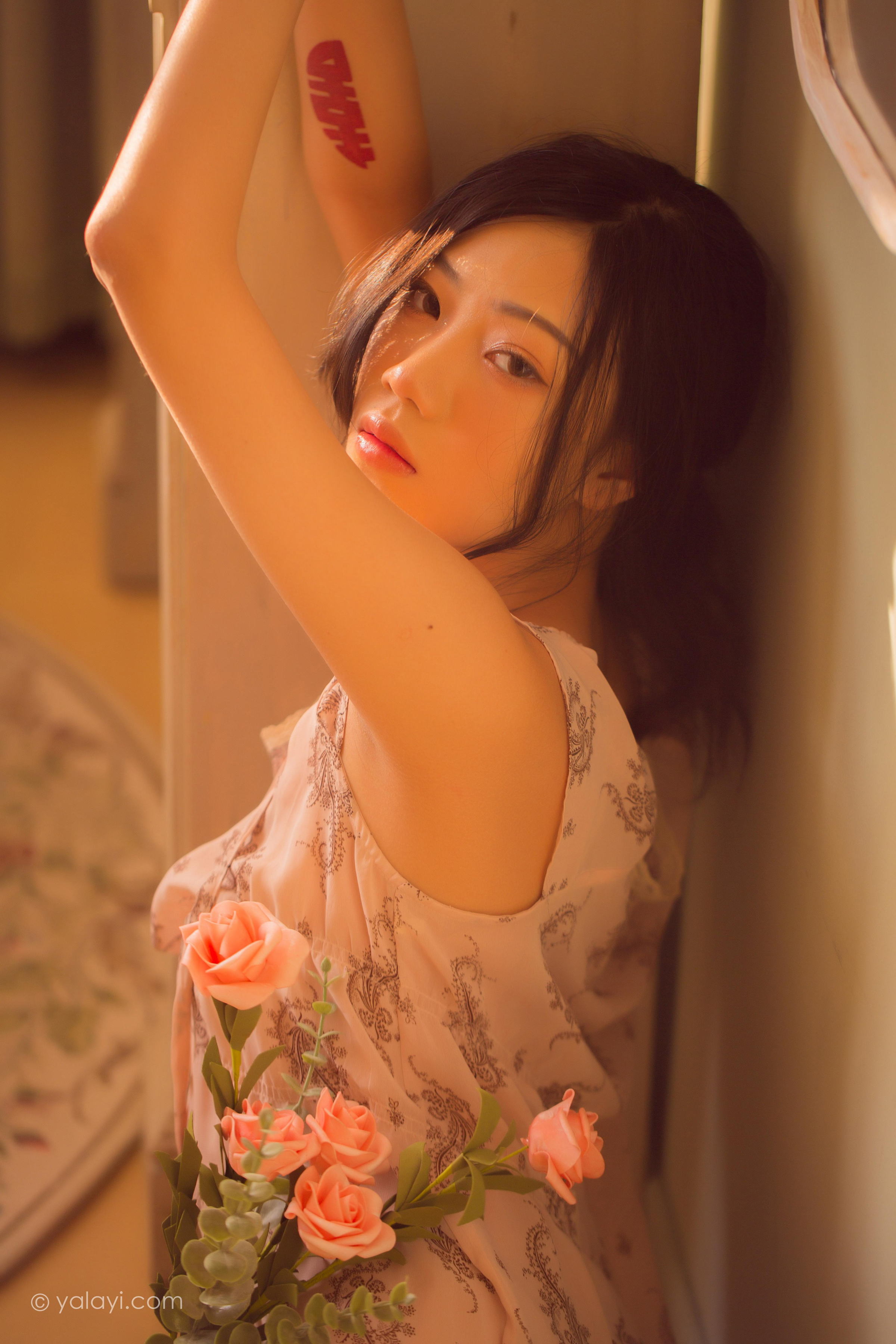 [YALAYI雅拉伊]2022.08.01 暂时的花儿 橘子 白色透视抹胸连衣裙居家性感私房写真集第15张