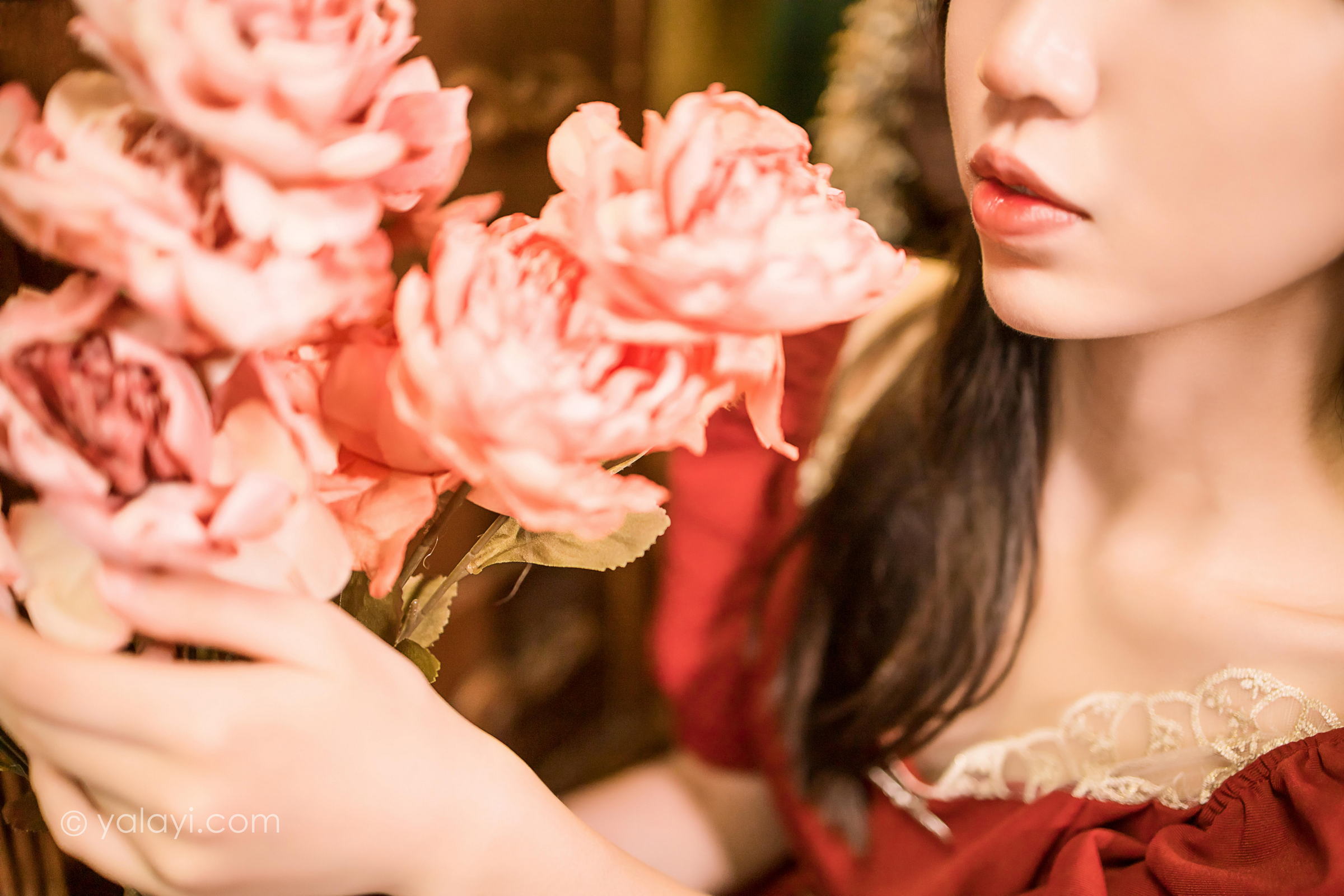 [YALAYI雅拉伊]2022.07.24 永不凋零 小乔 红色短袖连衣裙居家清纯写真集第13张