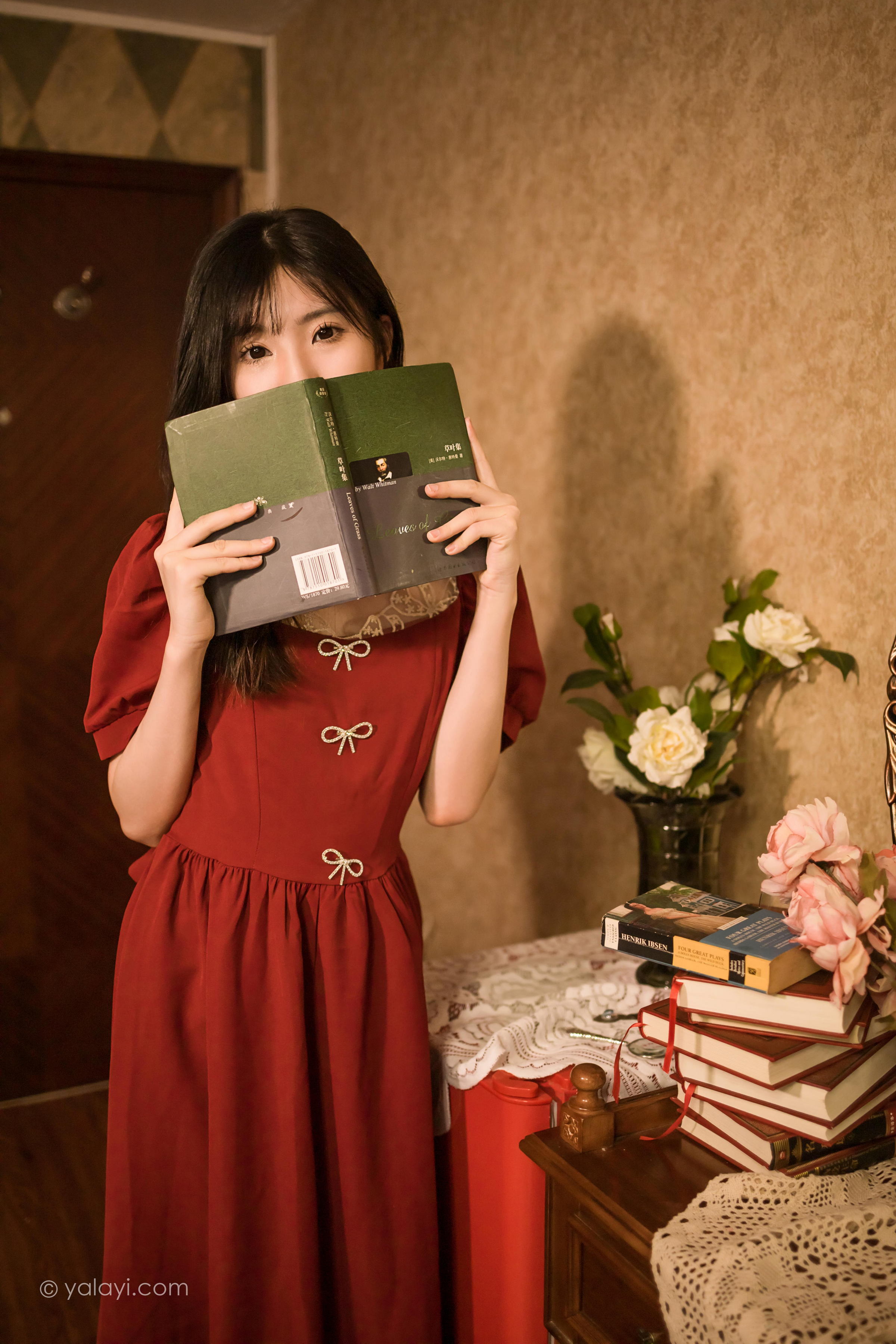 [YALAYI雅拉伊]2022.07.24 永不凋零 小乔 红色短袖连衣裙居家清纯写真集第2张