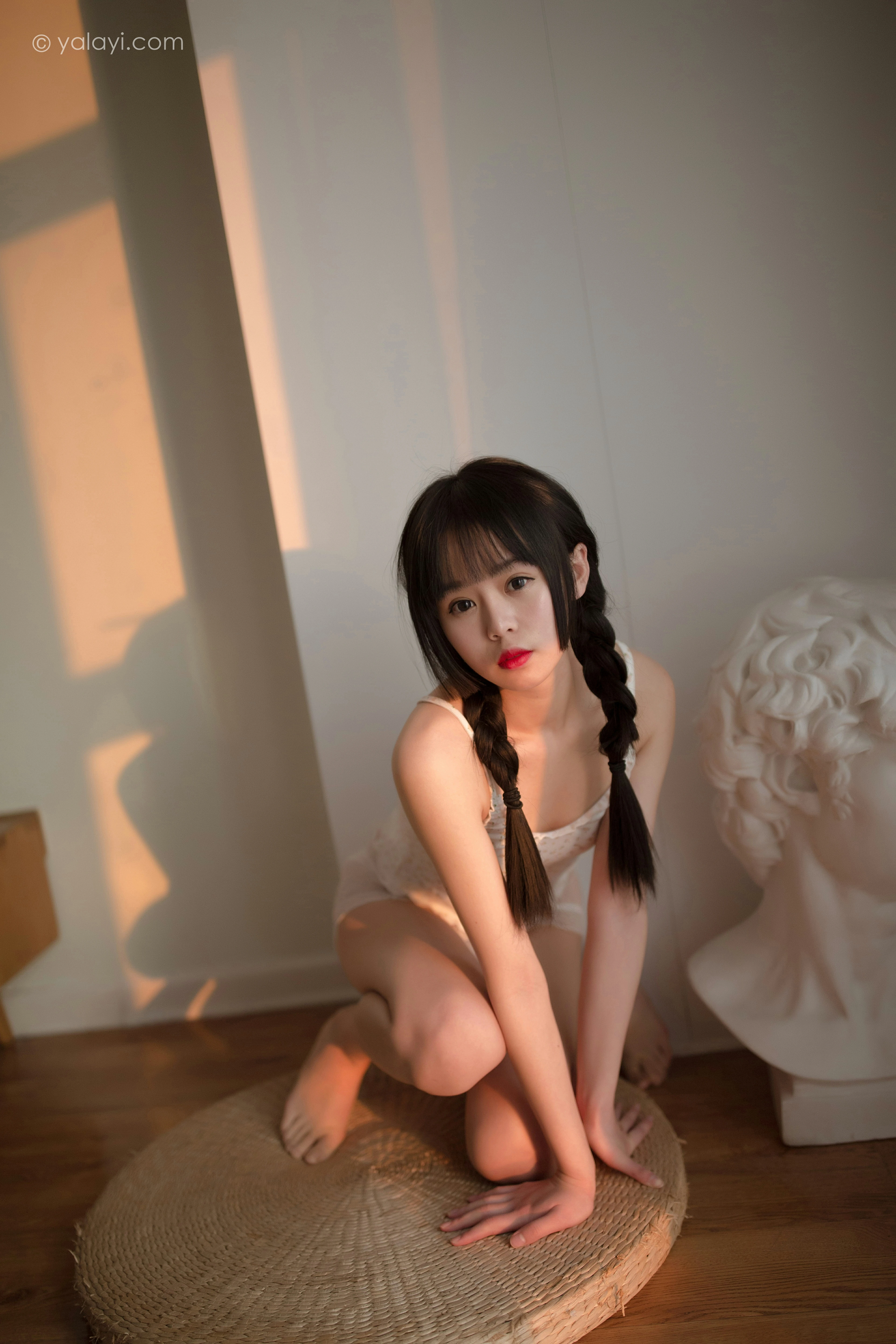 [YALAYI雅拉伊]NO.755 零零后少女 小乖 性感小背心与白色浴袍私房写真集第1张