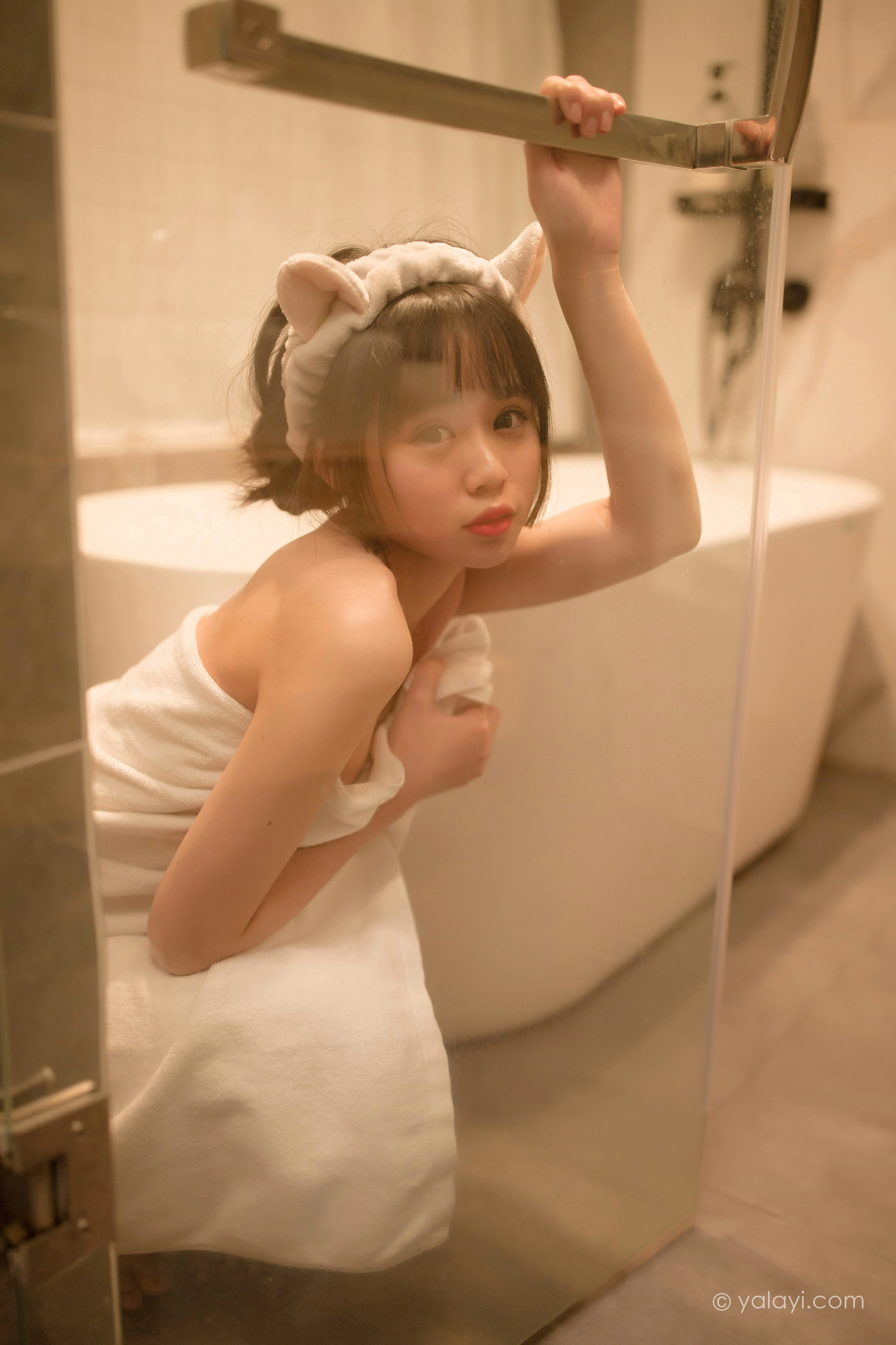 [YALAYI雅拉伊]NO.755 零零后少女 小乖 性感小背心与白色浴袍私房写真集第11张