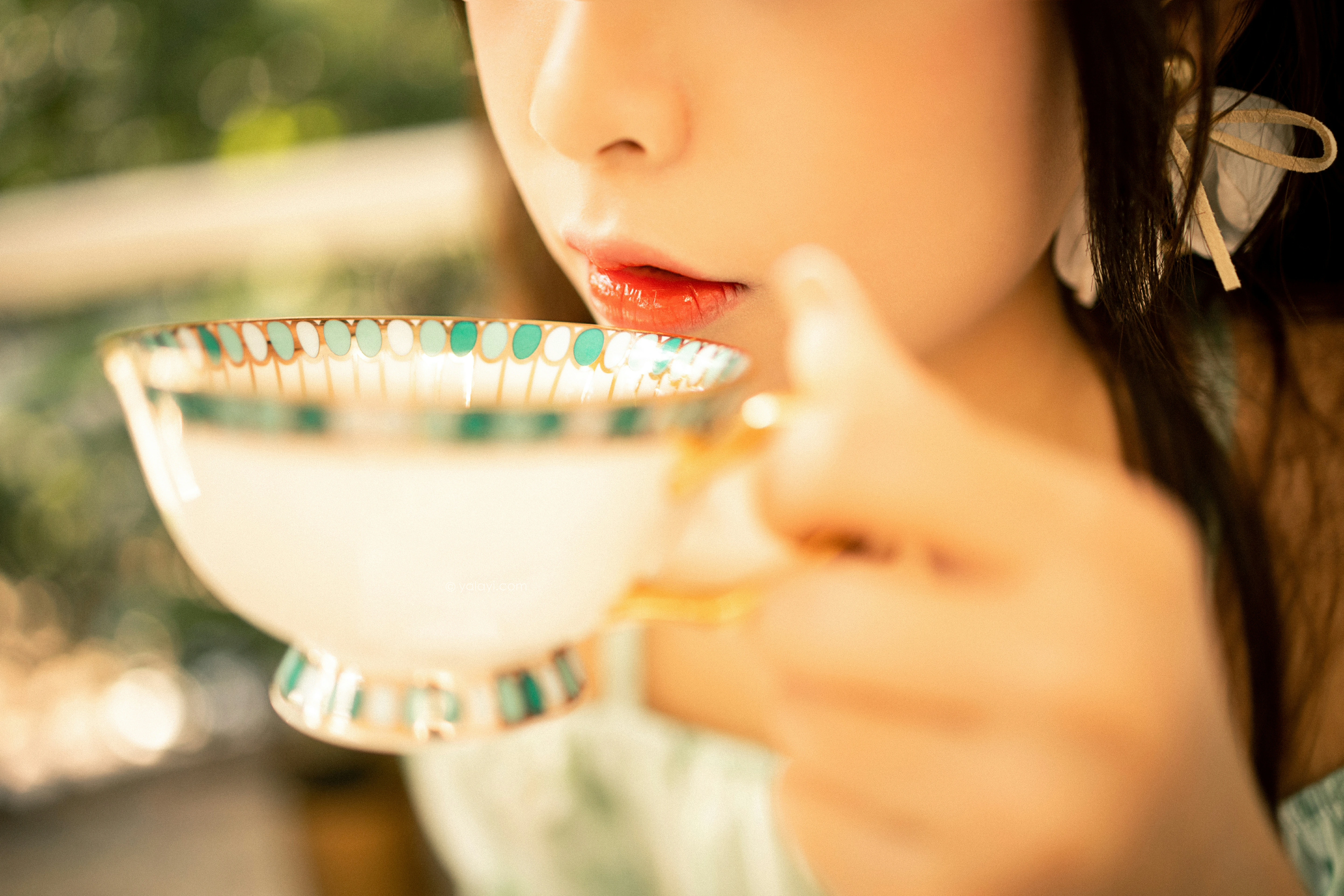 [YALAYI雅拉伊]NO.813 惬意时光 阿禾 白色碎花连衣裙公园写真集第2张