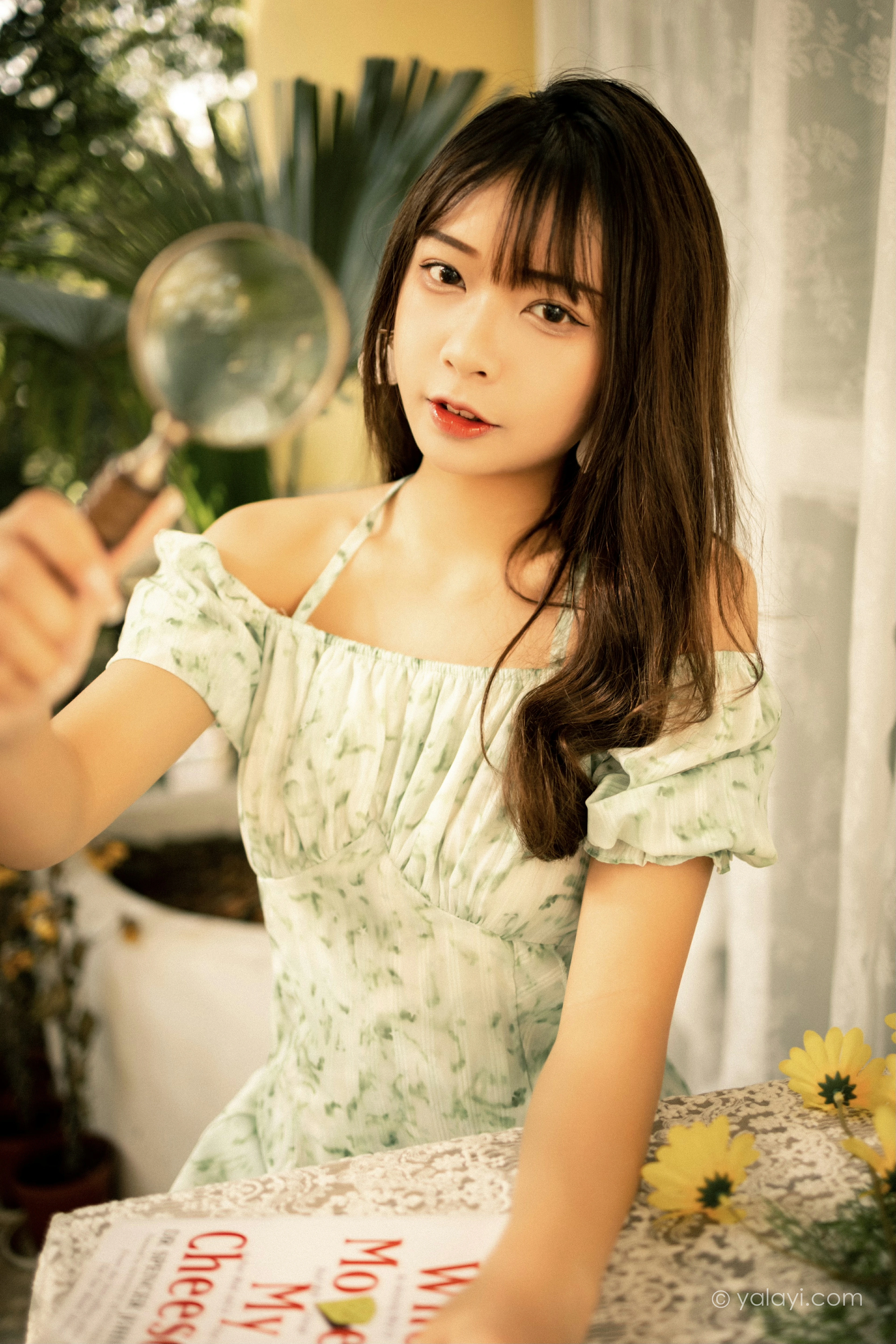 [YALAYI雅拉伊]NO.813 惬意时光 阿禾 白色碎花连衣裙公园写真集第7张