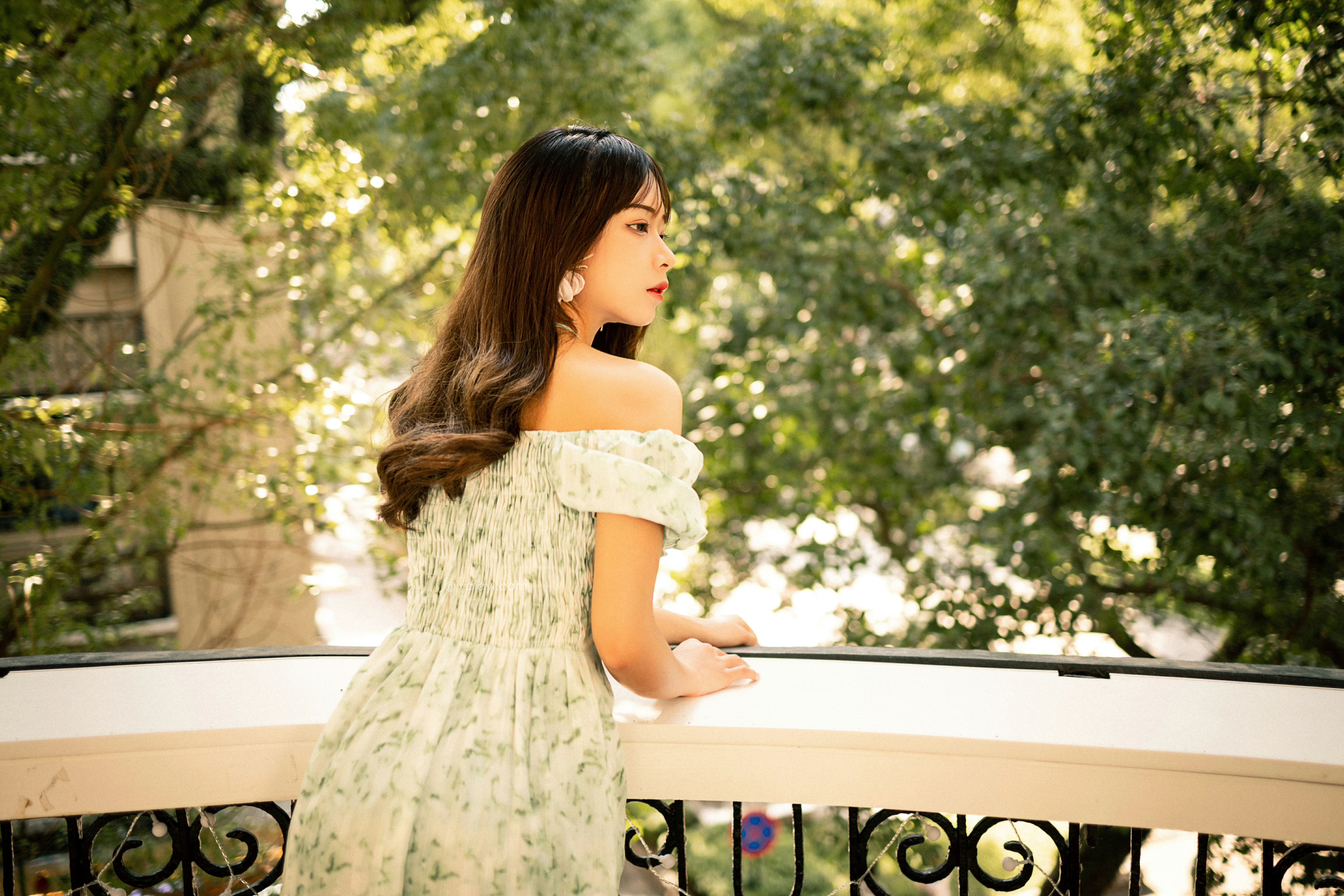 [YALAYI雅拉伊]NO.813 惬意时光 阿禾 白色碎花连衣裙公园写真集第10张