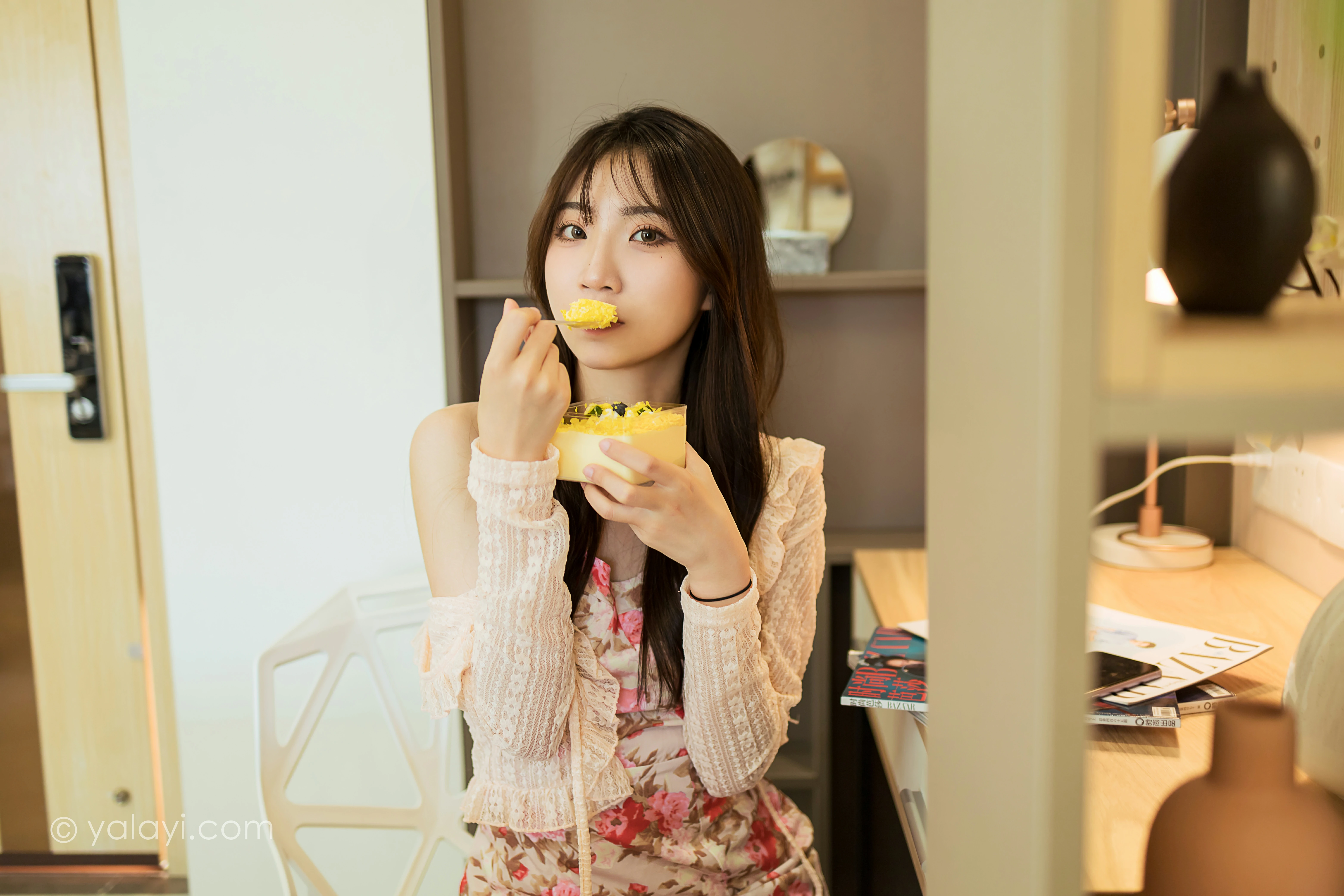 [YALAYI雅拉伊]NO.800 下午茶 小乔 白色镂空外套与粉色吊带连衣裙居家写真集第5张