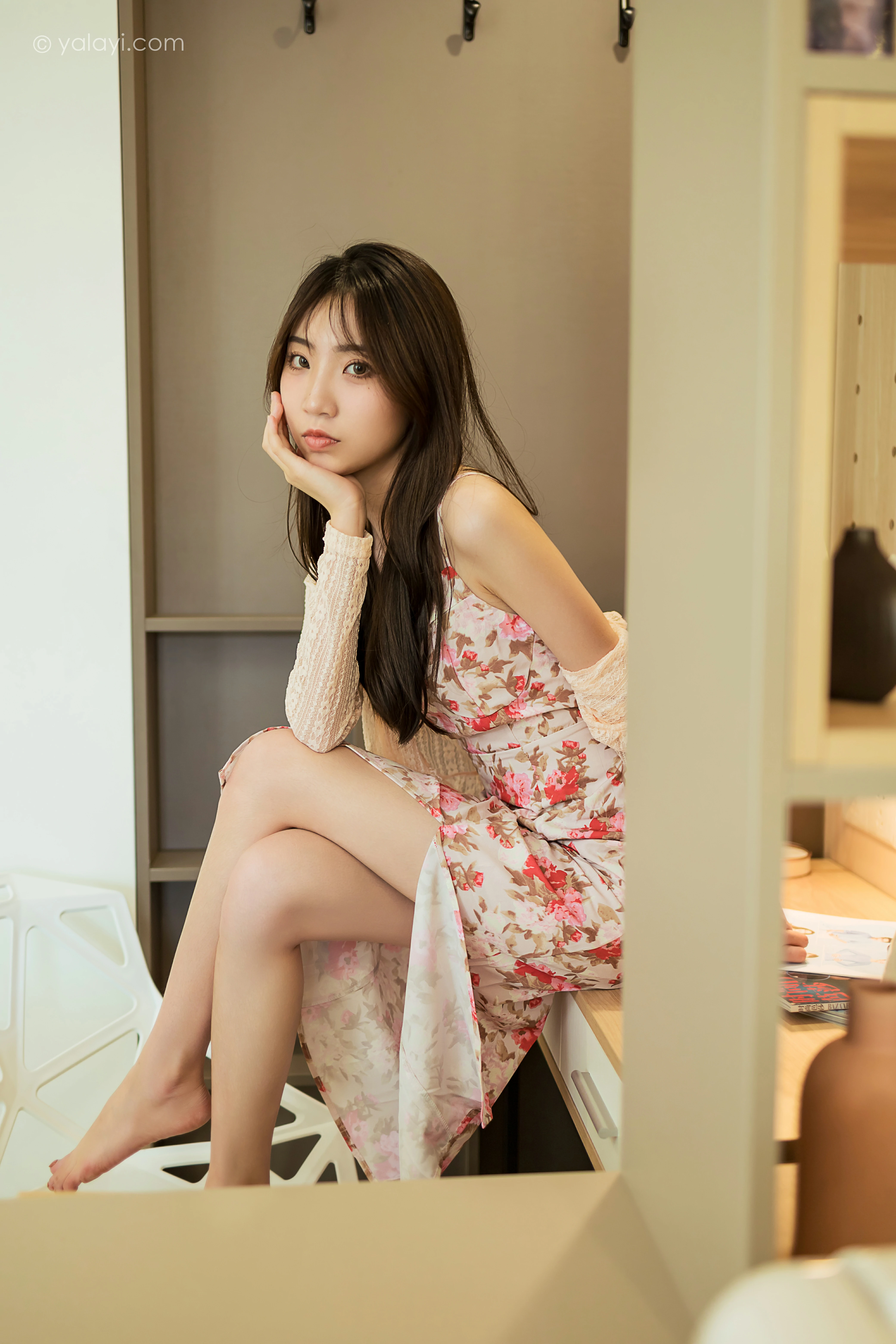 [YALAYI雅拉伊]NO.800 下午茶 小乔 白色镂空外套与粉色吊带连衣裙居家写真集第7张