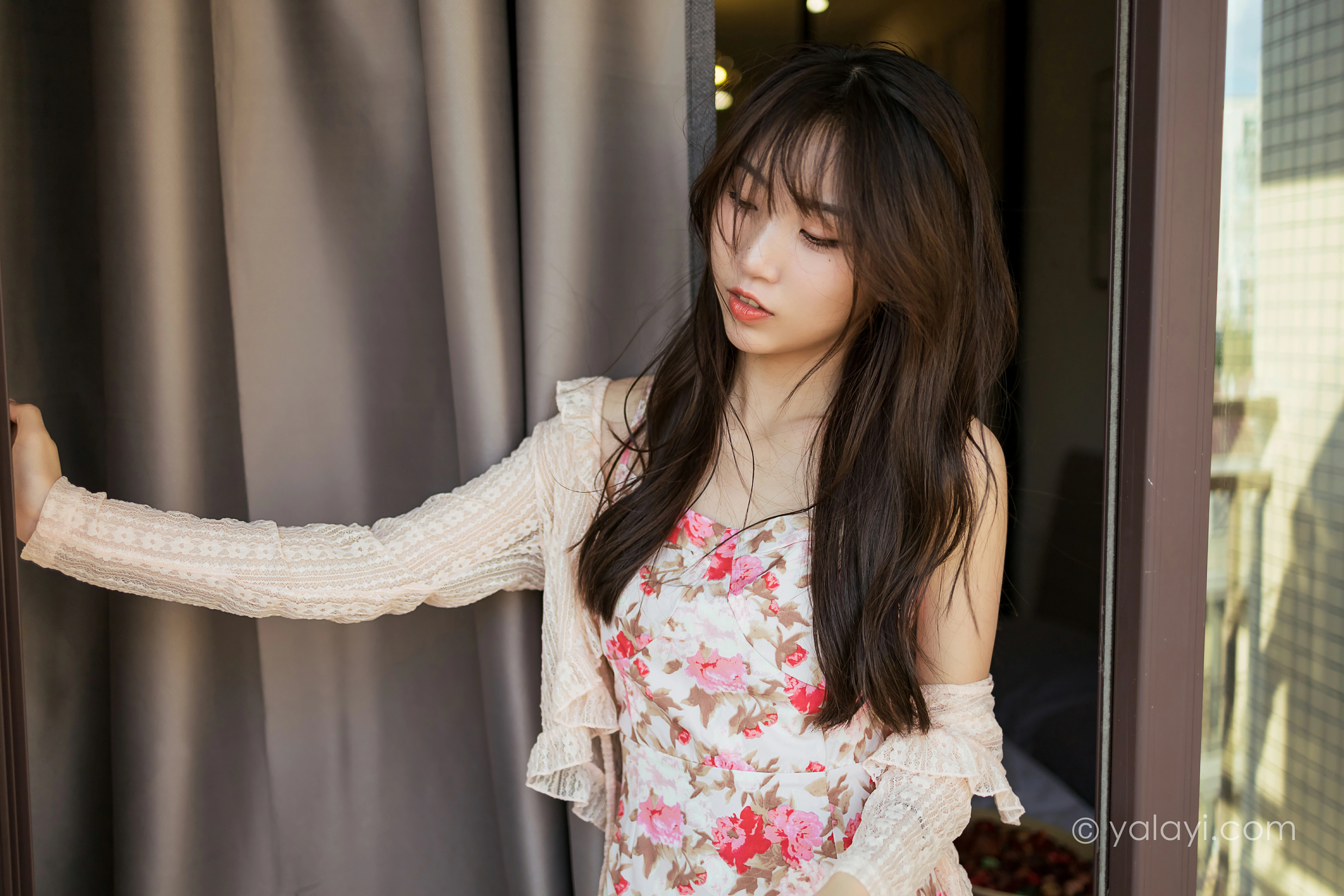 [YALAYI雅拉伊]NO.800 下午茶 小乔 白色镂空外套与粉色吊带连衣裙居家写真集第13张