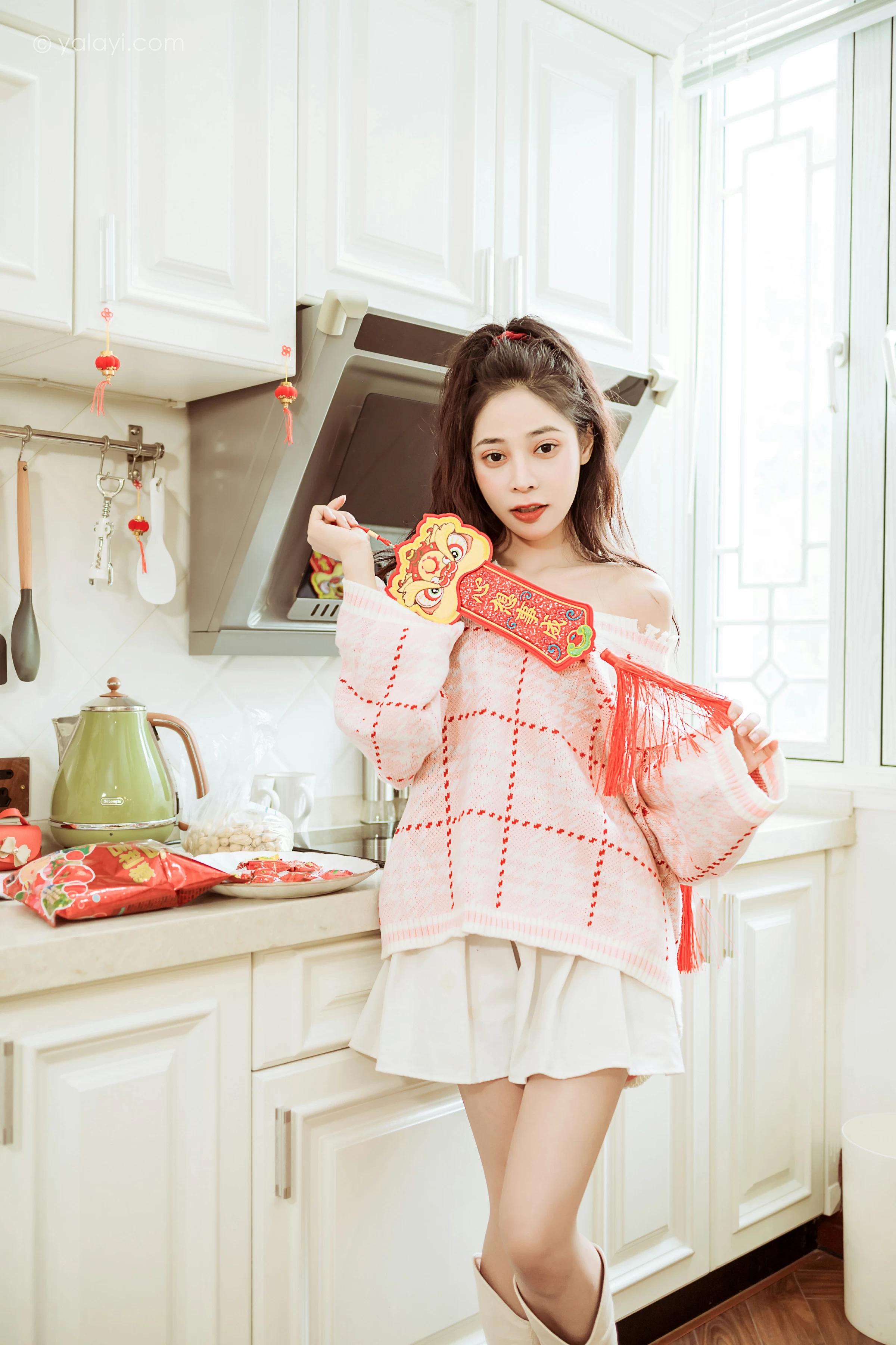 [YALAYI雅拉伊]2022.01.28 新的一年 诗咏 粉色镂空毛衣加白色短裙居家写真集第3张