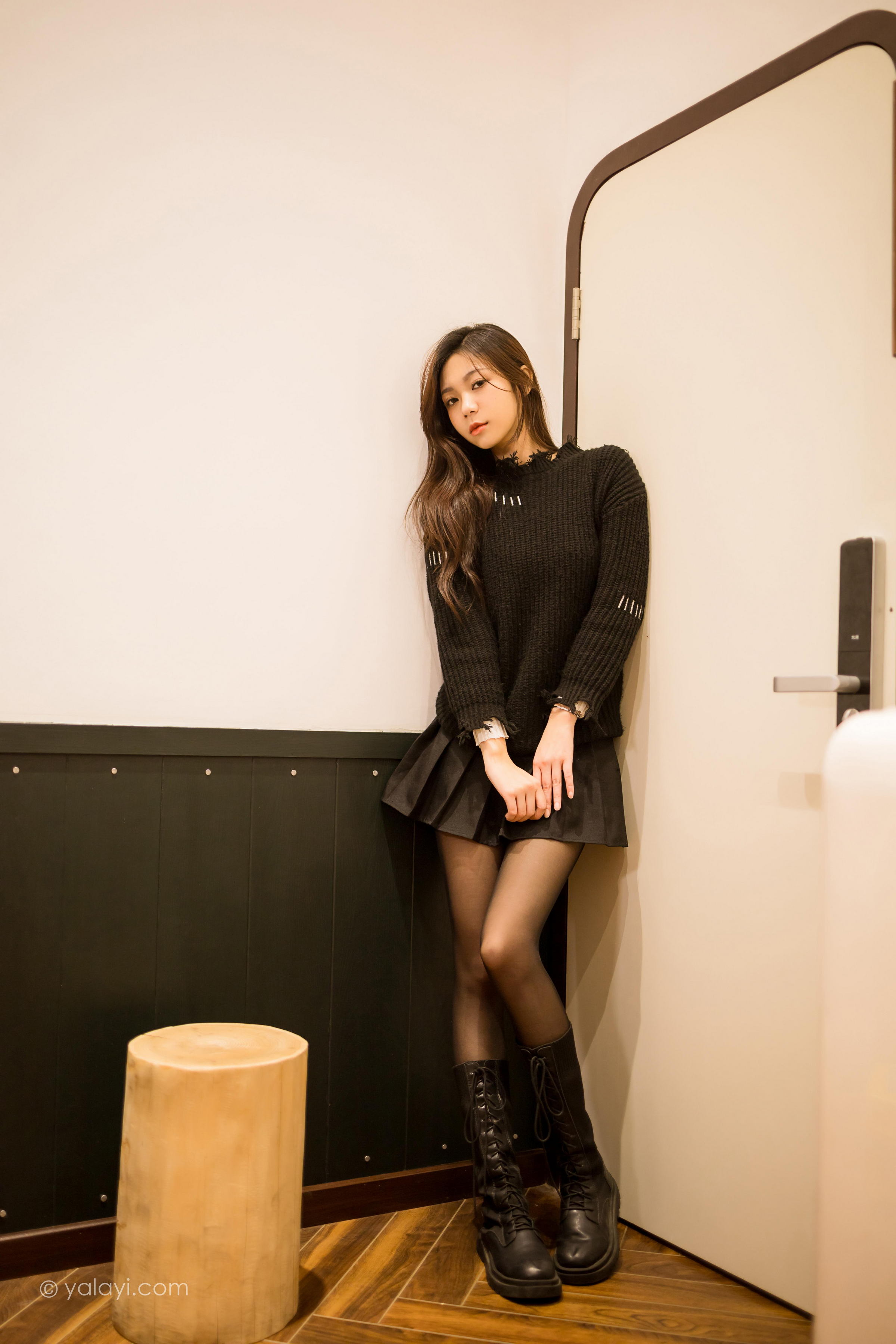 [YALAYI雅拉伊]2022.04.12 成长 梓瑶 黑色毛衣与短裙加黑丝美腿性感私房写真集第10张
